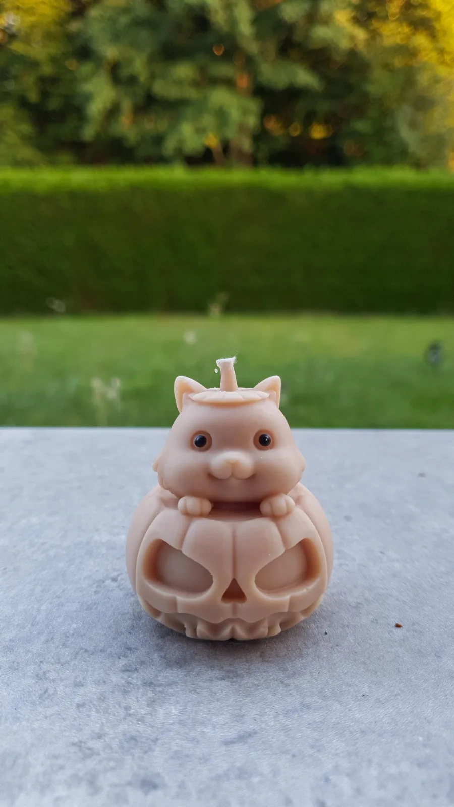 Katzenkerze im Kürbis aus Rapswachs – Herbst & Halloween Deko | handgemacht & vegan | Geschenk für Katzenfans – Bild 4