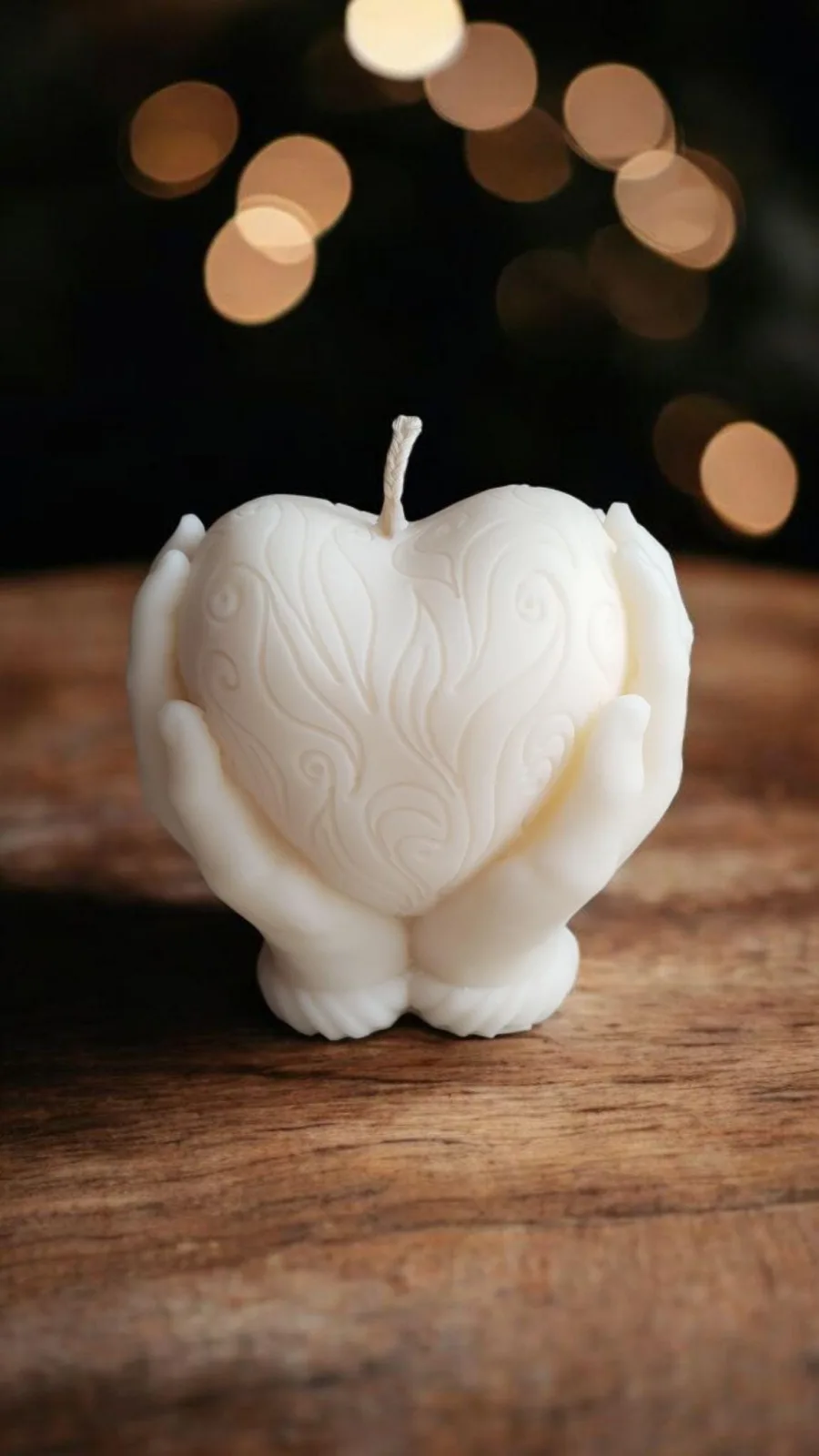 Herzkerze in Händen aus Rapswachs – romantische Deko Kerze | handgemacht & vegan | Geschenk für Frauen – Bild 3
