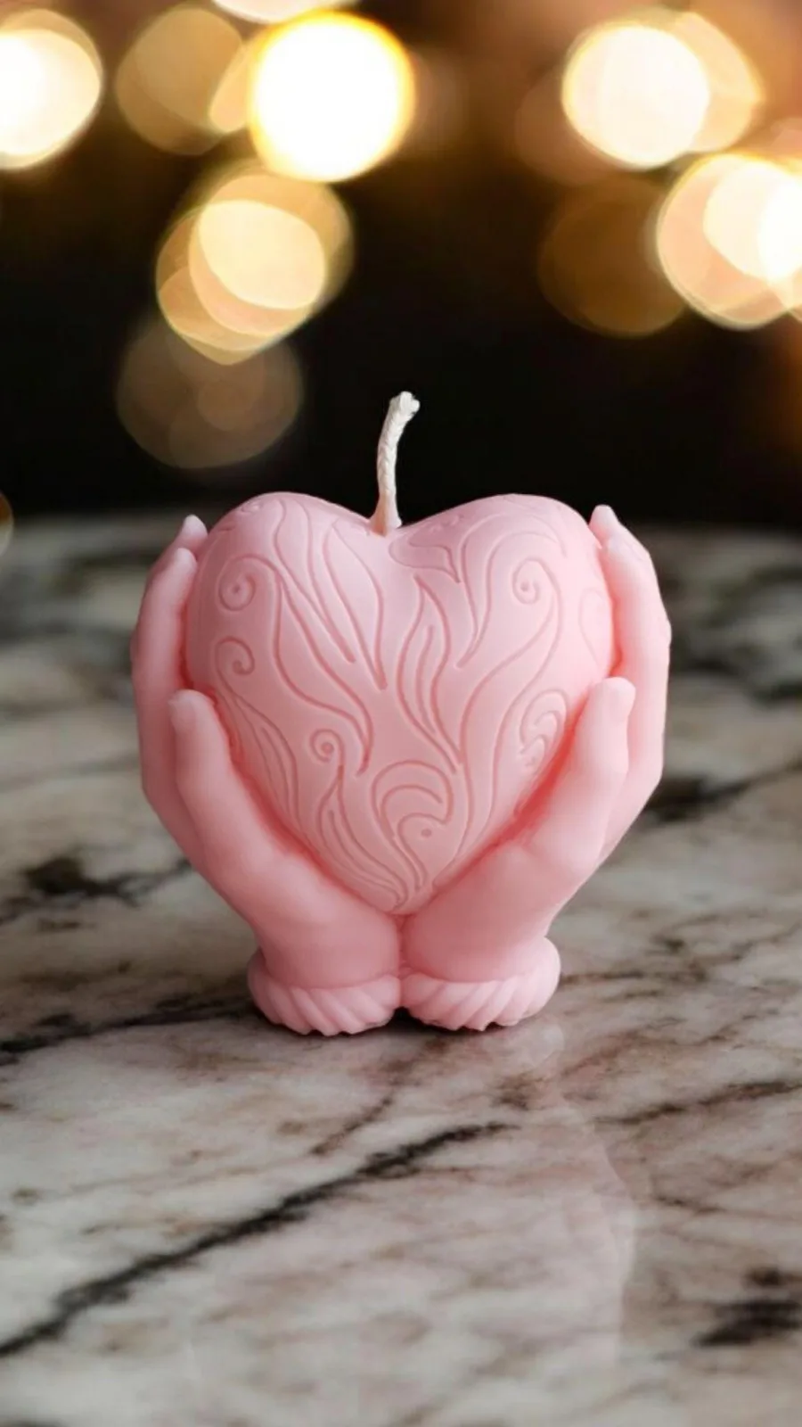 Herzkerze in Händen aus Rapswachs – romantische Deko Kerze | handgemacht & vegan | Geschenk für Frauen – Bild 4