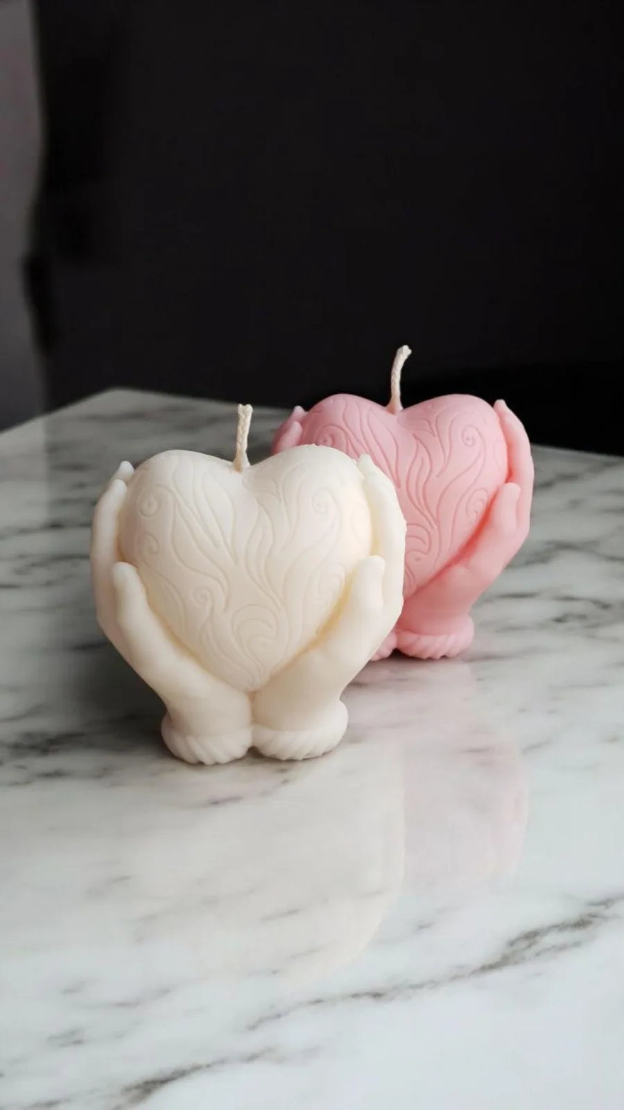 Herzkerze in Händen aus Rapswachs – romantische Deko Kerze | handgemacht & vegan | Geschenk für Frauen