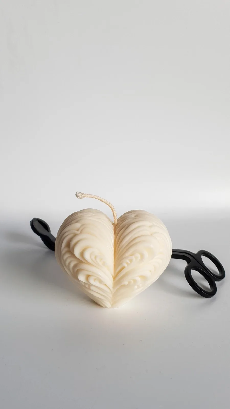Herzkerze aus Rapswachs – romantische Deko Kerze | handgemacht & vegan | Geschenk für Hochzeit & Valentinstag – Bild 2