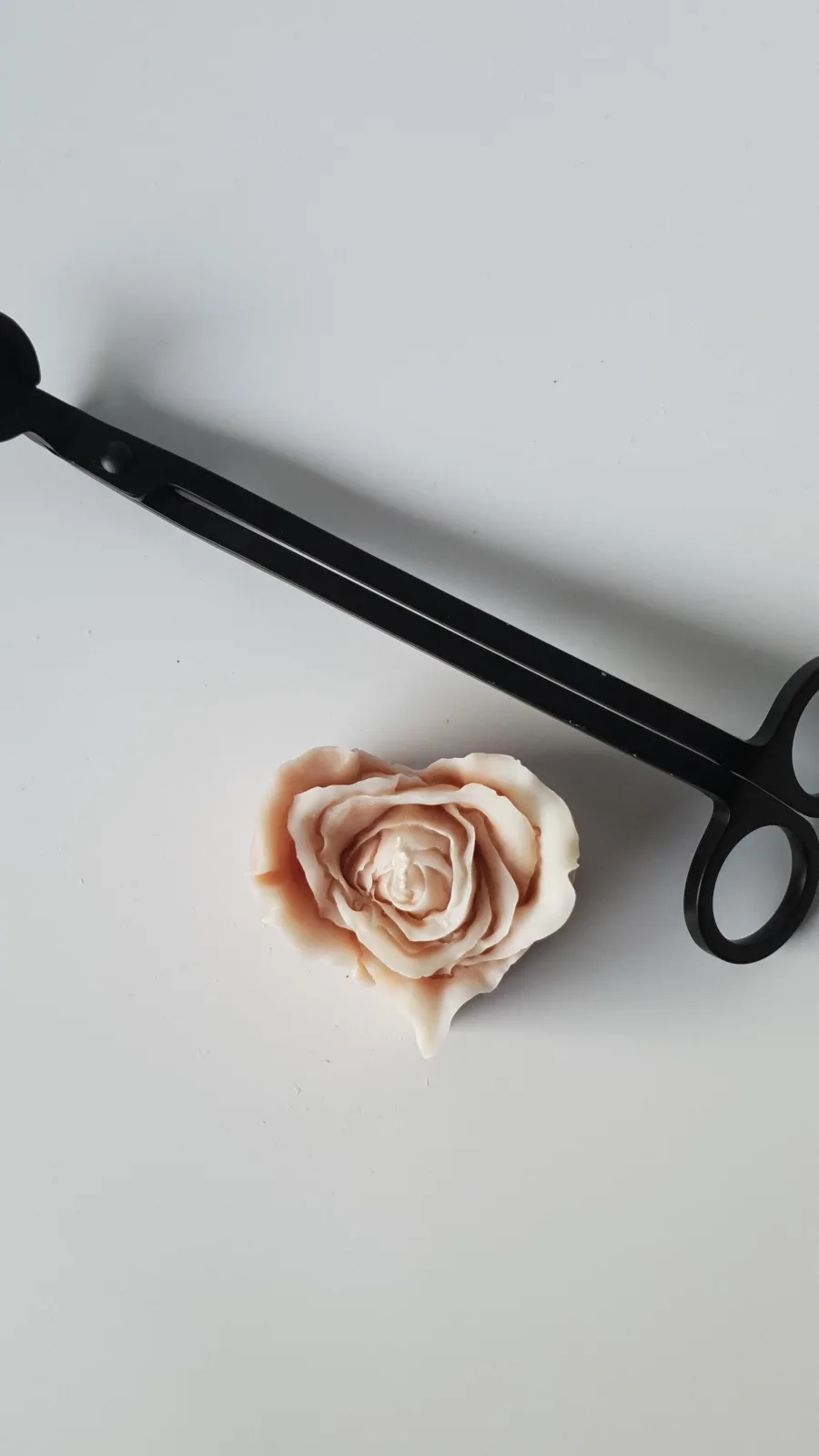 Herzkerze mit Rose aus Rapswachs – romantische Deko Kerze | handgemacht & vegan | Geschenk für Frauen – Bild 7