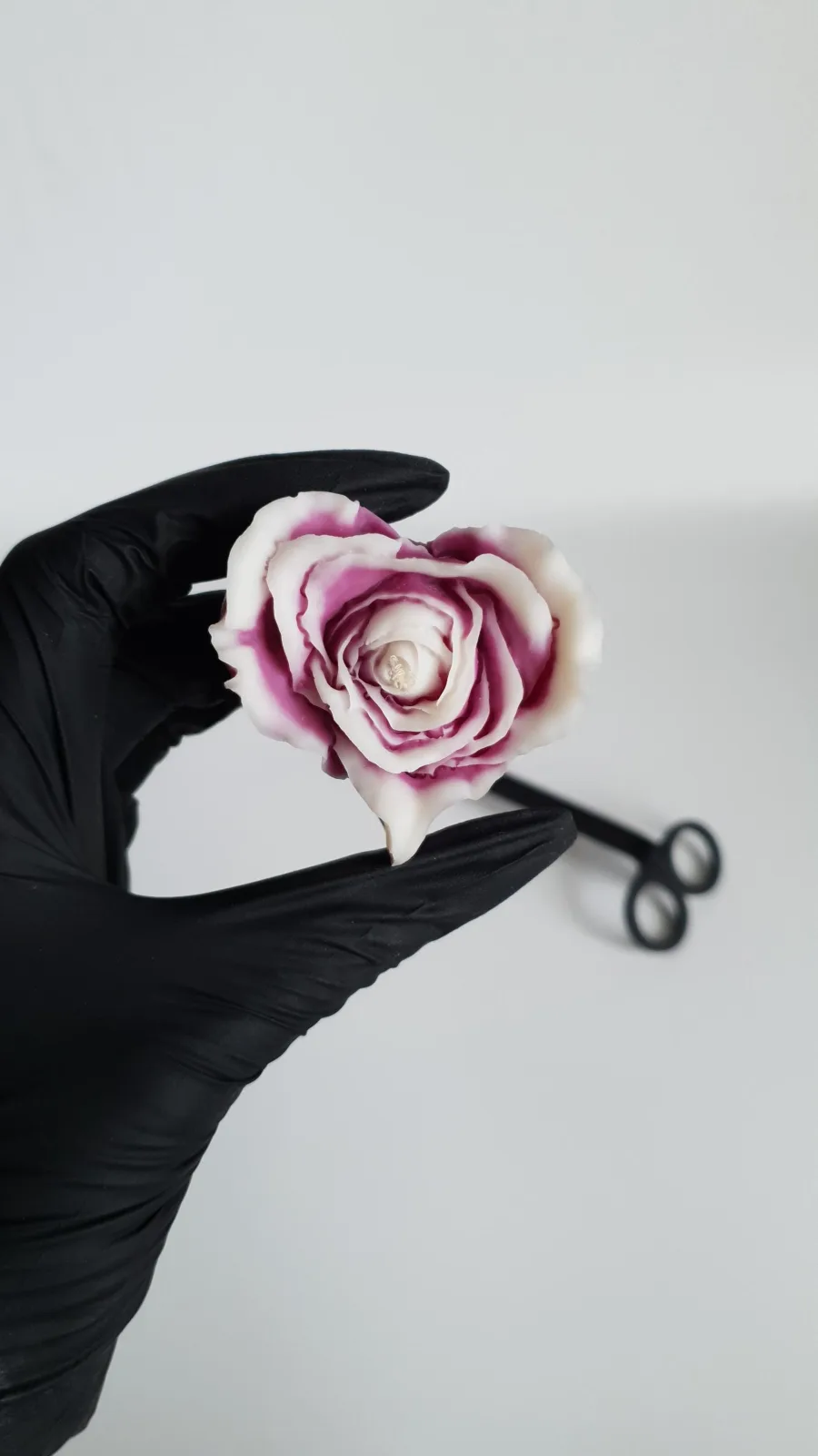 Herzkerze mit Rose aus Rapswachs – romantische Deko Kerze | handgemacht & vegan | Geschenk für Frauen – Bild 8
