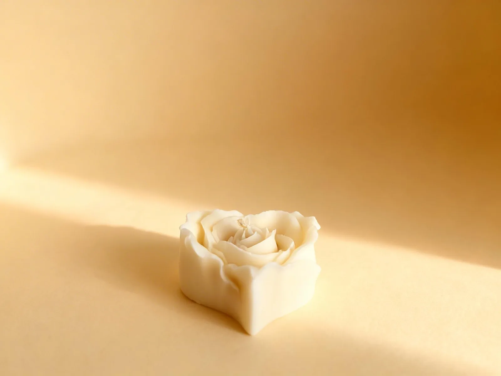 Herzkerze mit Rose aus Rapswachs – romantische Deko Kerze | handgemacht & vegan | Geschenk für Frauen – Bild 3