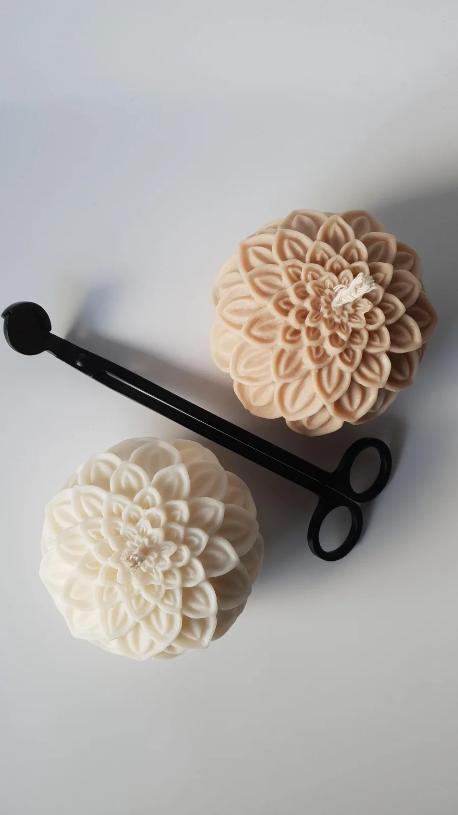 Lotusblumen Rapswachskerze – florale Deko Kerze | handgemacht & vegan | Geschenk für Frauen – Bild 2