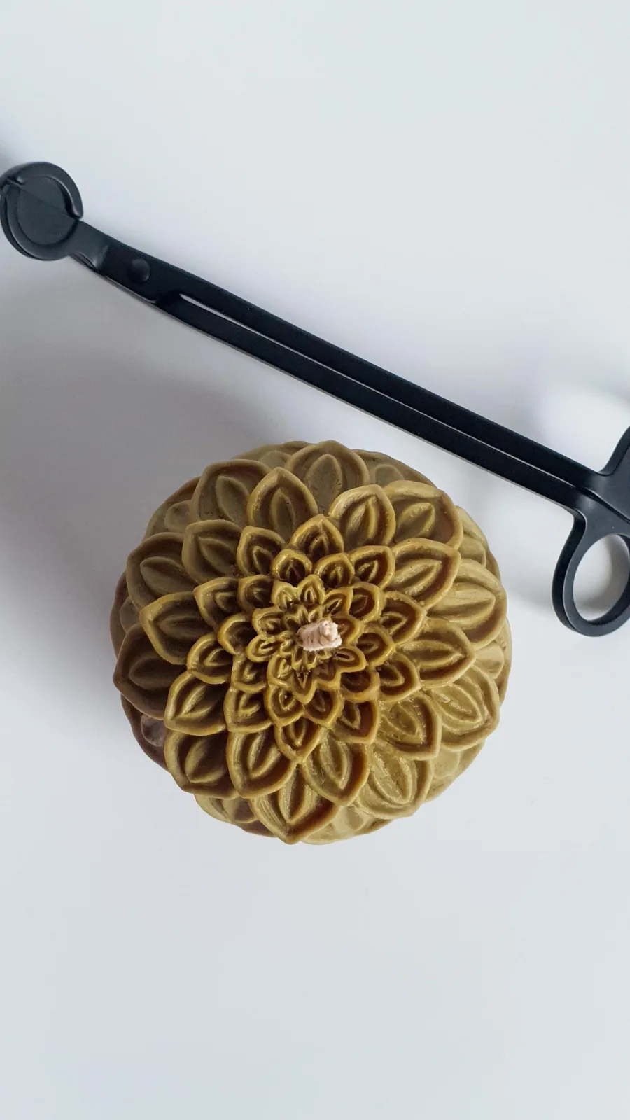Lotusblumen Rapswachskerze – florale Deko Kerze | handgemacht & vegan | Geschenk für Frauen – Bild 7