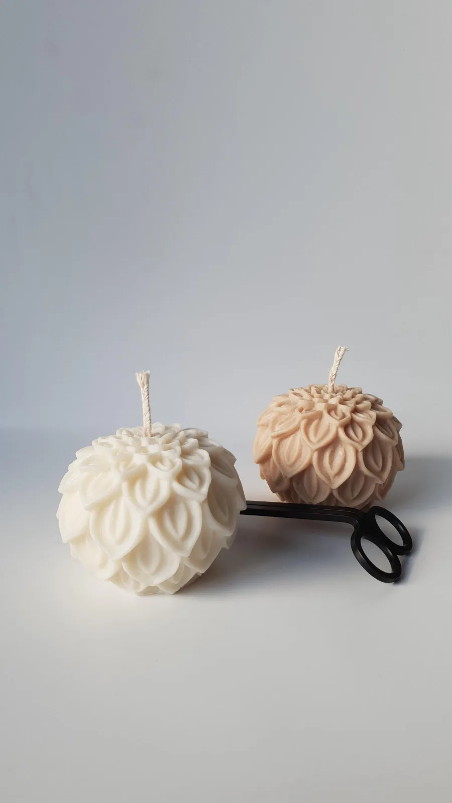 Lotusblumen Rapswachskerze – florale Deko Kerze | handgemacht & vegan | Geschenk für Frauen