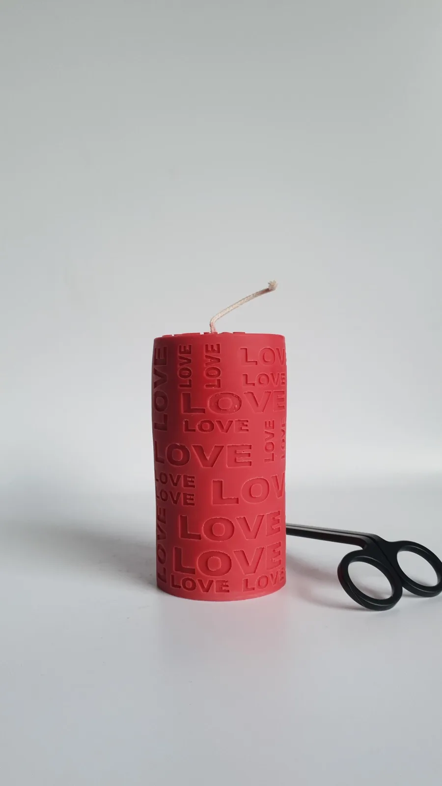 Stumpenkerze aus Rapswachs mit LOVE Relief – große Deko Kerze | handgemacht & vegan | Geschenkidee – Bild 4