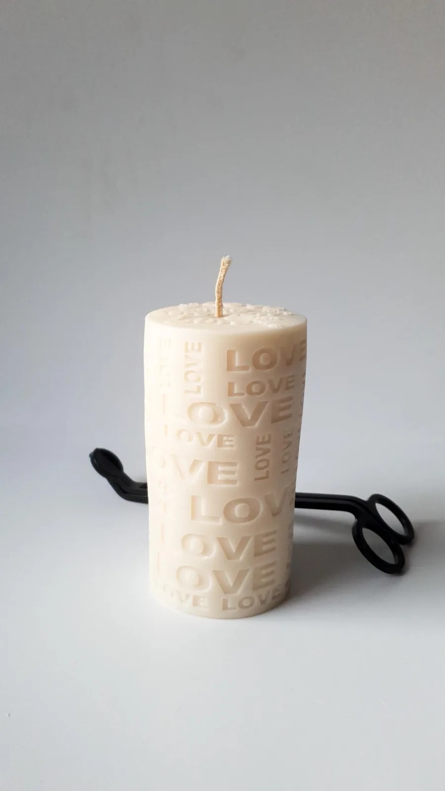 Stumpenkerze aus Rapswachs mit LOVE Relief – große Deko Kerze | handgemacht & vegan | Geschenkidee – Bild 3