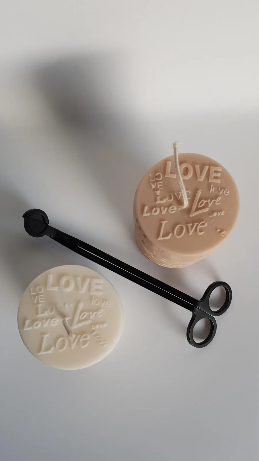 Stumpenkerze aus Rapswachs mit LOVE Relief – große Deko Kerze | handgemacht & vegan | Geschenkidee – Bild 2