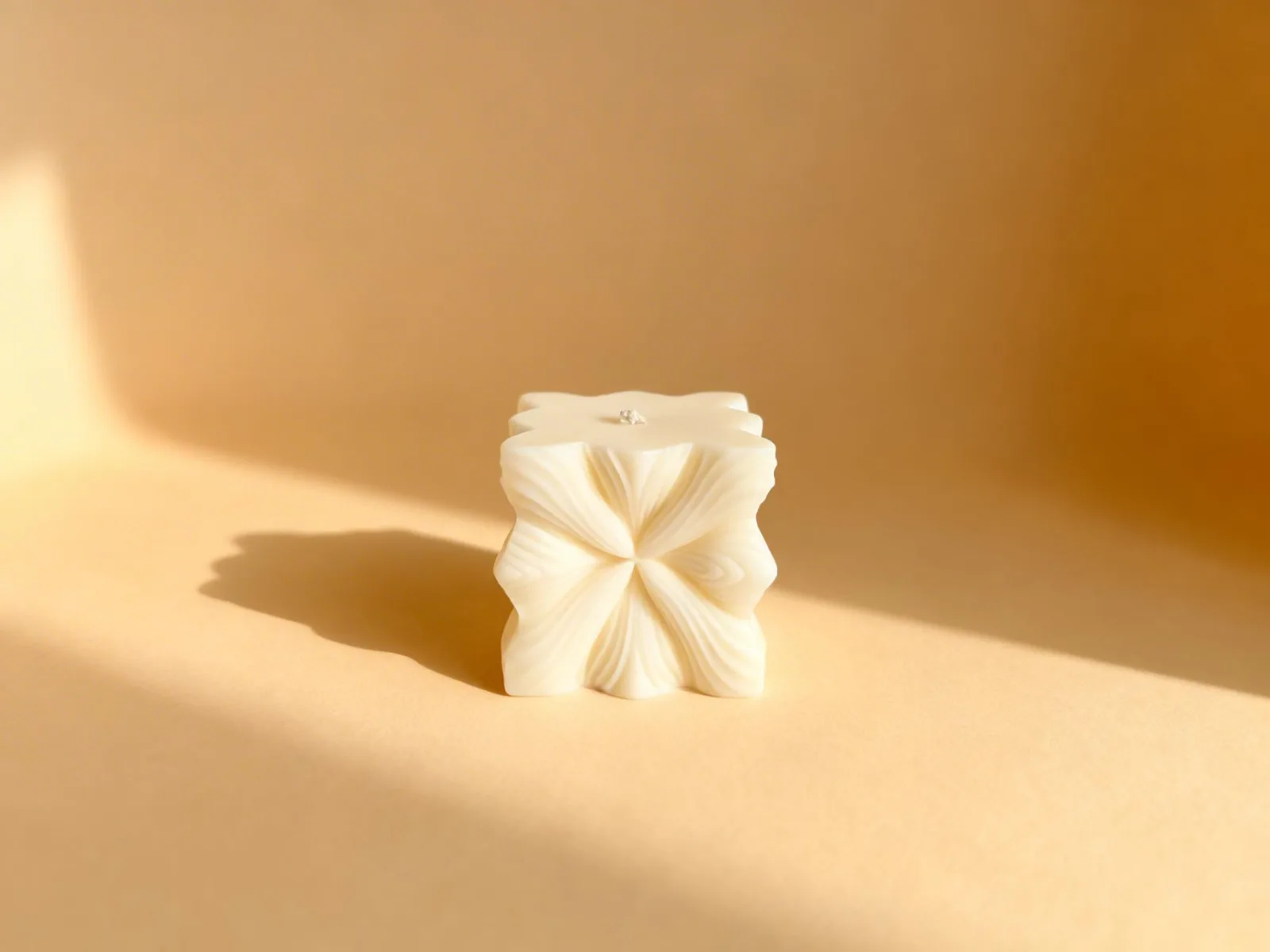 Skulpturkerze aus Rapswachs – moderne Deko Kerze | handgemacht & vegan | Geschenk für Frauen