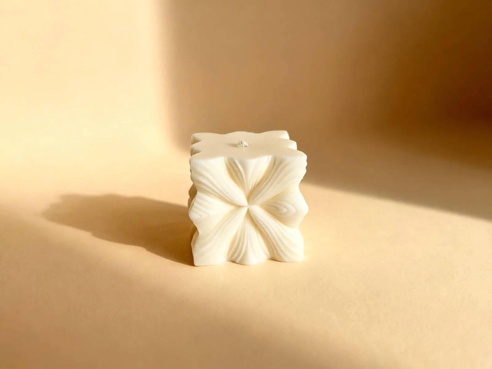Skulpturkerze aus Rapswachs – moderne Deko Kerze | handgemacht & vegan | Geschenk für Frauen – Bild 3