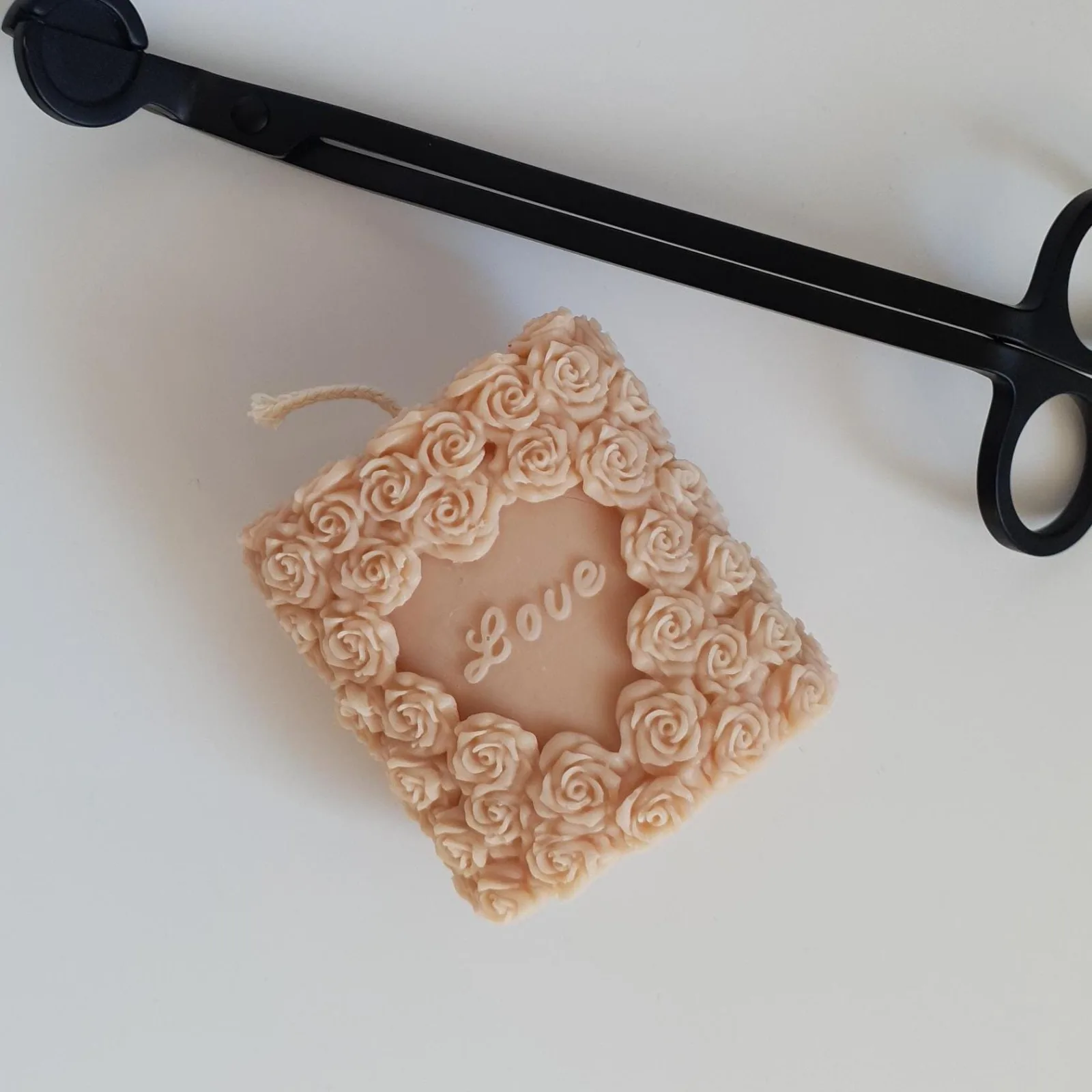 Rosenkerze mit Herz – romantische Deko Kerze | handgemacht & vegan | Geschenk für Hochzeit & Jahrestag