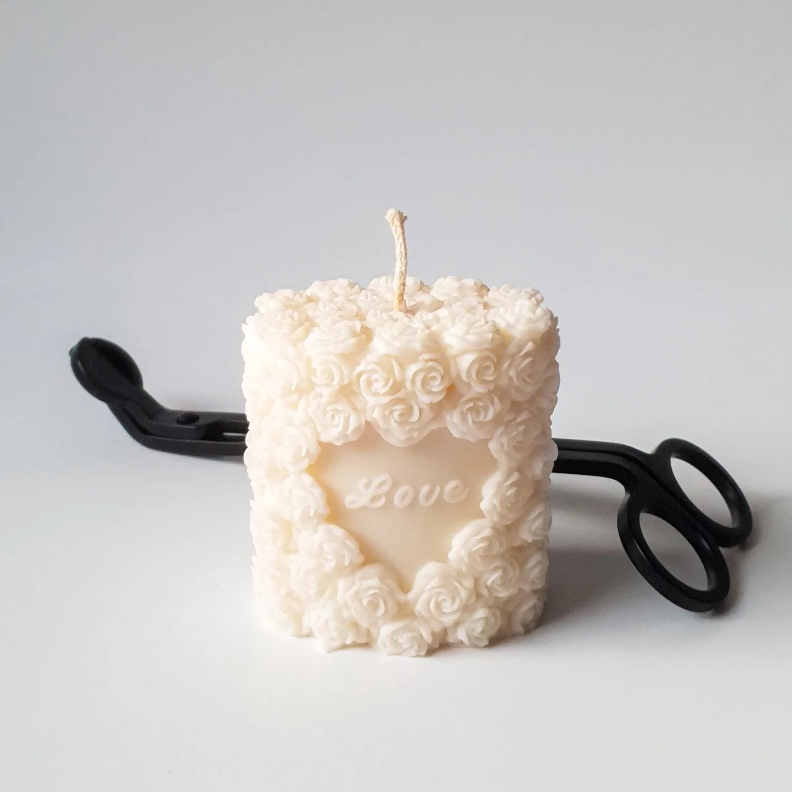 Rosenkerze mit Herz – romantische Deko Kerze | handgemacht & vegan | Geschenk für Hochzeit & Jahrestag – Bild 2