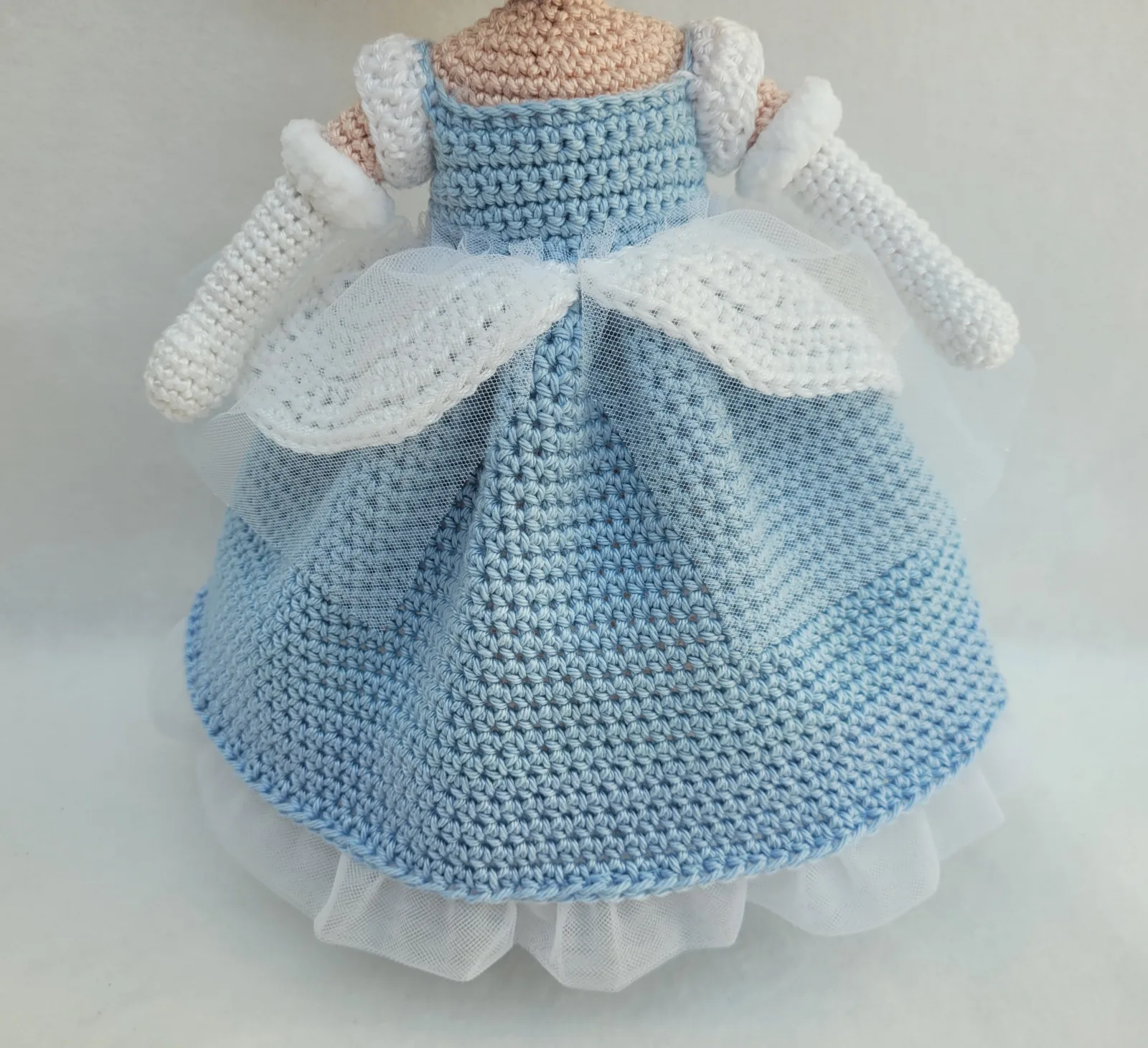 Gehäkelte blaue Prinzessin Puppe Amigurumi – handgefertigte Märchenpuppe 31 cm zauberhafte Geschenkidee für Mädchen Dekozimmer – Bild 3