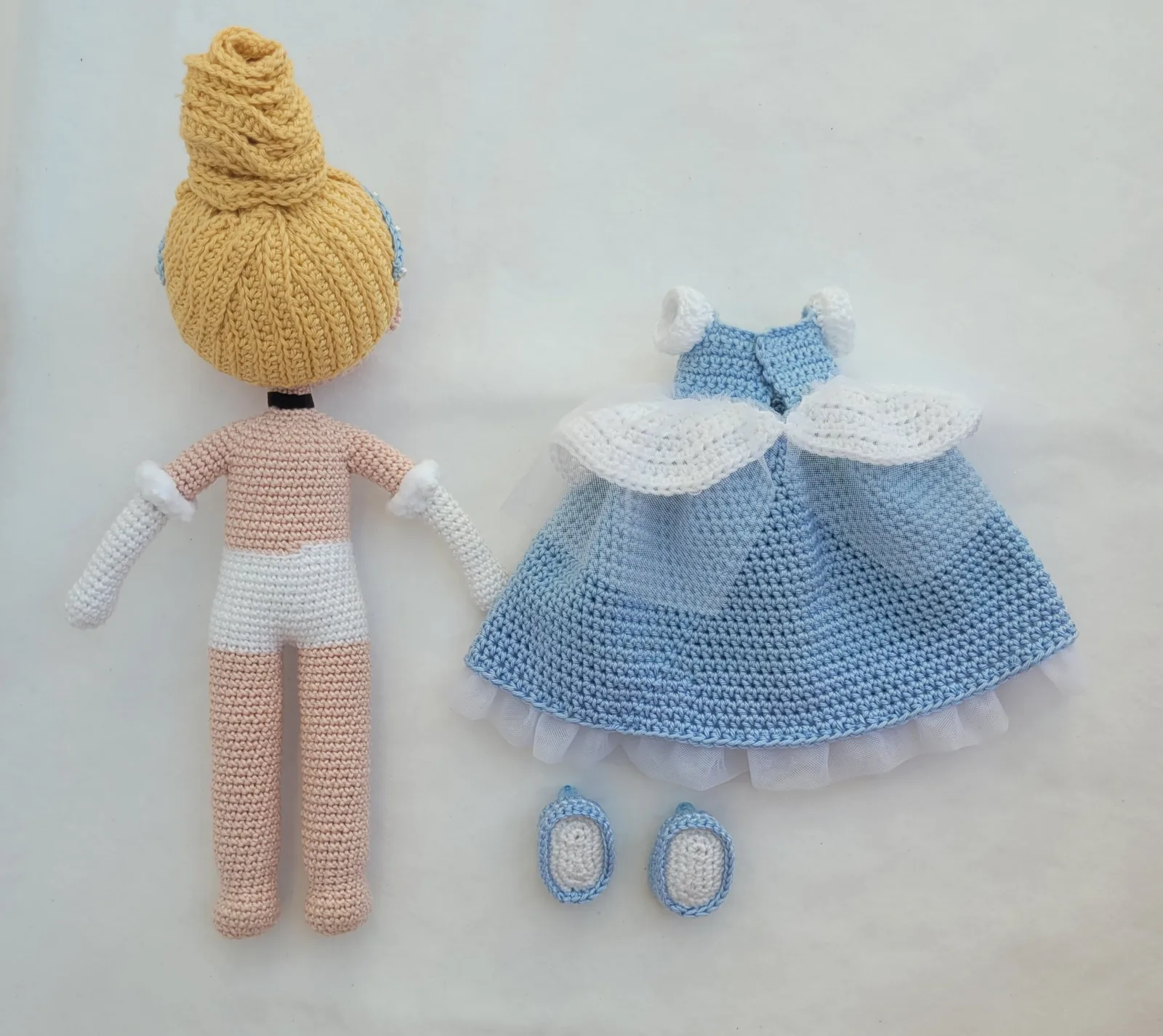Gehäkelte blaue Prinzessin Puppe Amigurumi – handgefertigte Märchenpuppe 31 cm zauberhafte Geschenkidee für Mädchen Dekozimmer – Bild 12