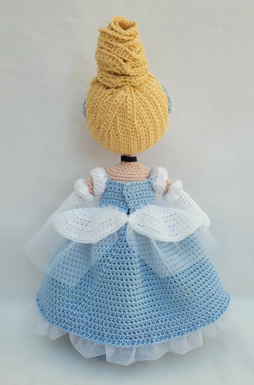 Gehäkelte blaue Prinzessin Puppe Amigurumi – handgefertigte Märchenpuppe 31 cm zauberhafte Geschenkidee für Mädchen Dekozimmer – Bild 6