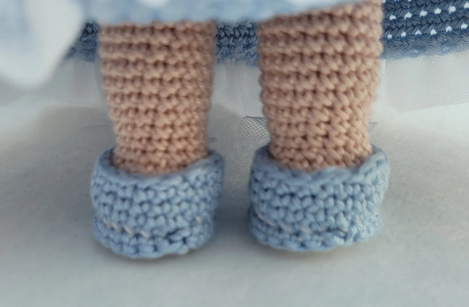 Gehäkelte blaue Prinzessin Puppe Amigurumi – handgefertigte Märchenpuppe 31 cm zauberhafte Geschenkidee für Mädchen Dekozimmer – Bild 10