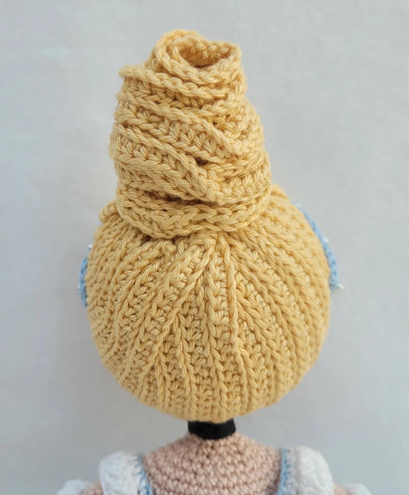 Gehäkelte blaue Prinzessin Puppe Amigurumi – handgefertigte Märchenpuppe 31 cm zauberhafte Geschenkidee für Mädchen Dekozimmer – Bild 7