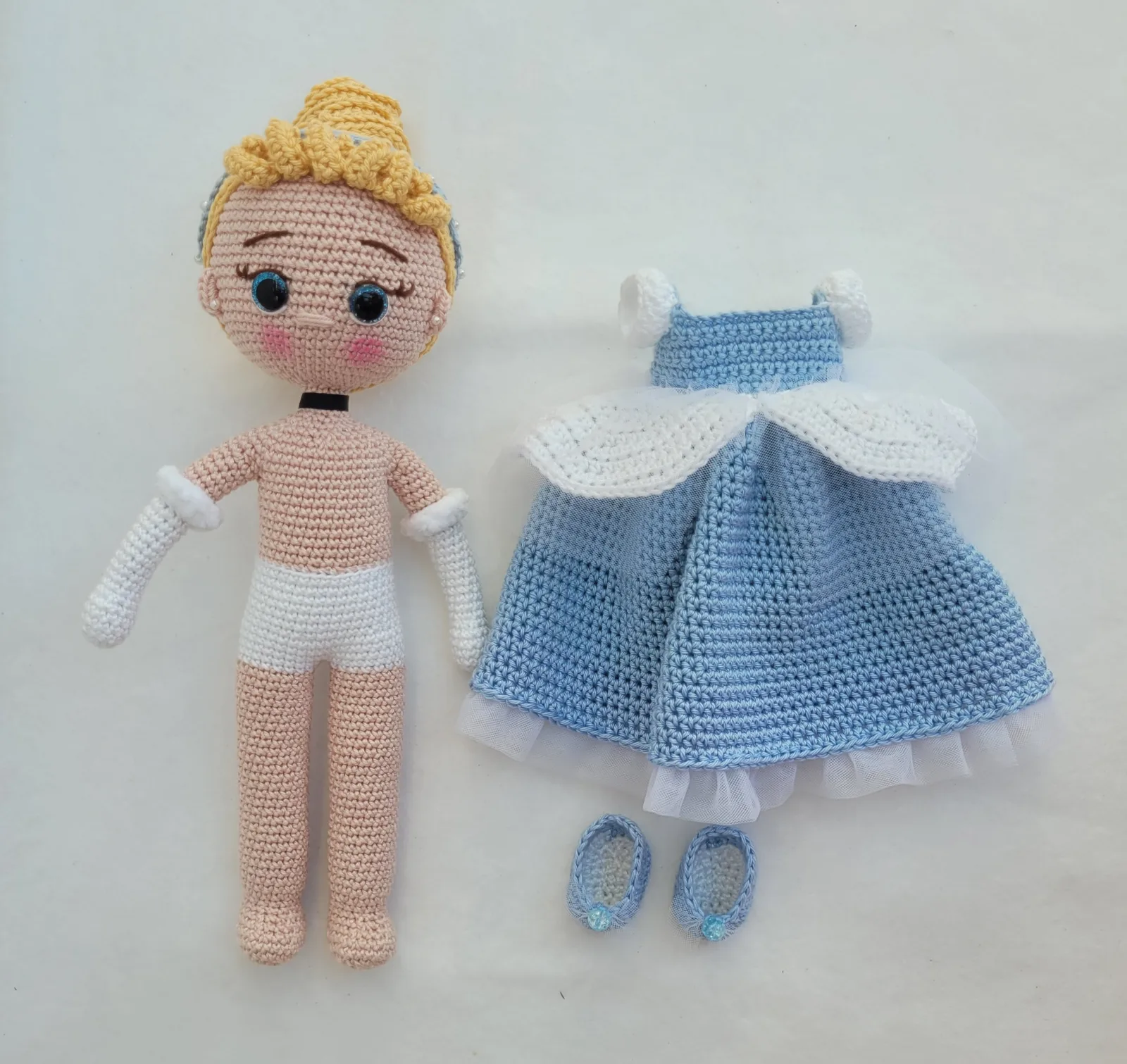 Gehäkelte blaue Prinzessin Puppe Amigurumi – handgefertigte Märchenpuppe 31 cm zauberhafte Geschenkidee für Mädchen Dekozimmer – Bild 11