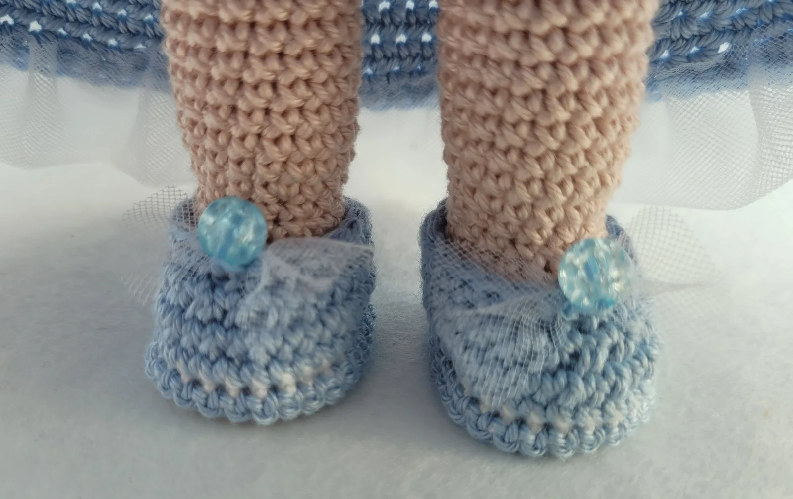 Gehäkelte blaue Prinzessin Puppe Amigurumi – handgefertigte Märchenpuppe 31 cm zauberhafte Geschenkidee für Mädchen Dekozimmer – Bild 4