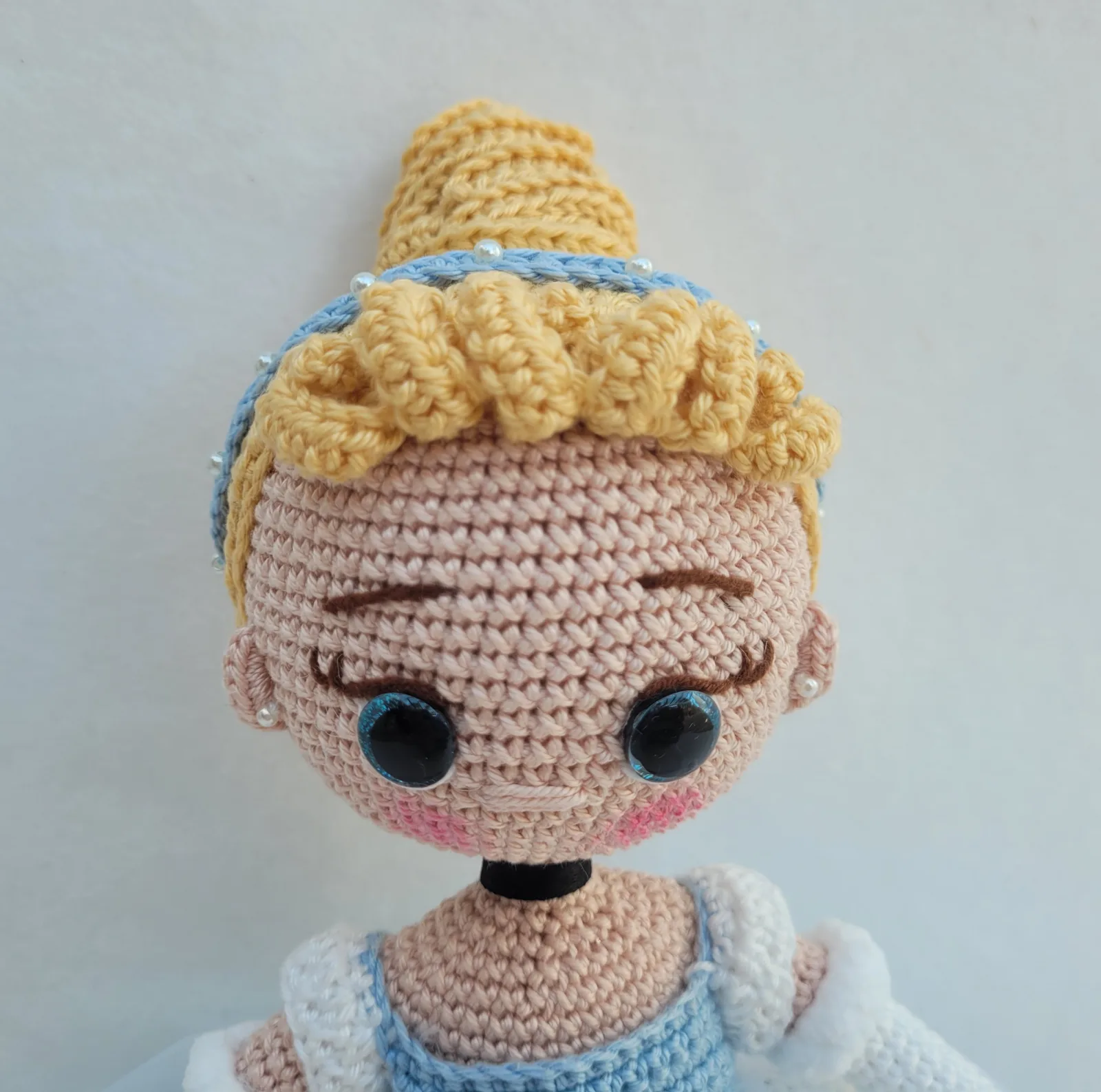 Gehäkelte blaue Prinzessin Puppe Amigurumi – handgefertigte Märchenpuppe 31 cm zauberhafte Geschenkidee für Mädchen Dekozimmer – Bild 2