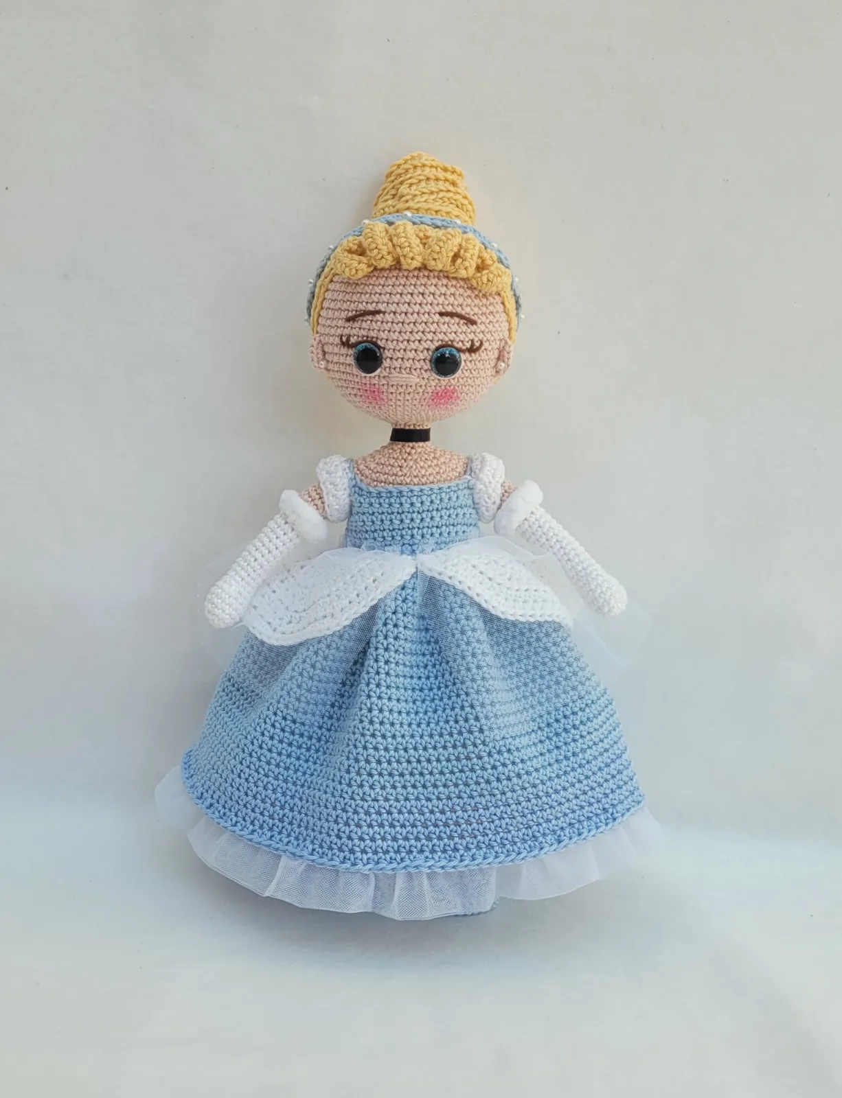 Gehäkelte blaue Prinzessin Puppe Amigurumi – handgefertigte Märchenpuppe 31 cm zauberhafte Geschenkidee für Mädchen Dekozimmer