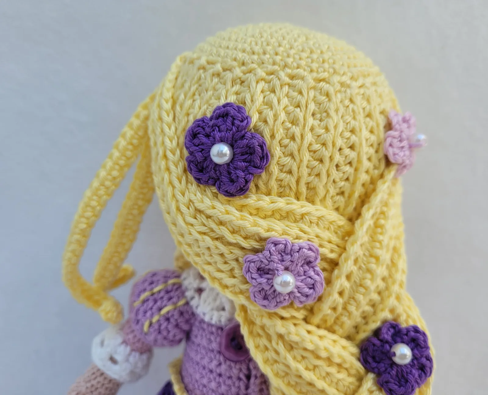 Handgefertigte Amigurumi Prinzessin Puppe 27-28 cm Blonde Märchenpuppe mit langem Zopf Geschenk für Mädchen Deko Zimmer – Bild 8