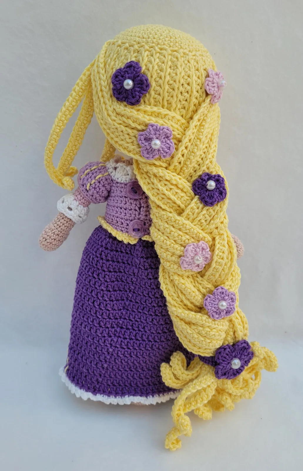 Handgefertigte Amigurumi Prinzessin Puppe 27-28 cm Blonde Märchenpuppe mit langem Zopf Geschenk für Mädchen Deko Zimmer – Bild 7
