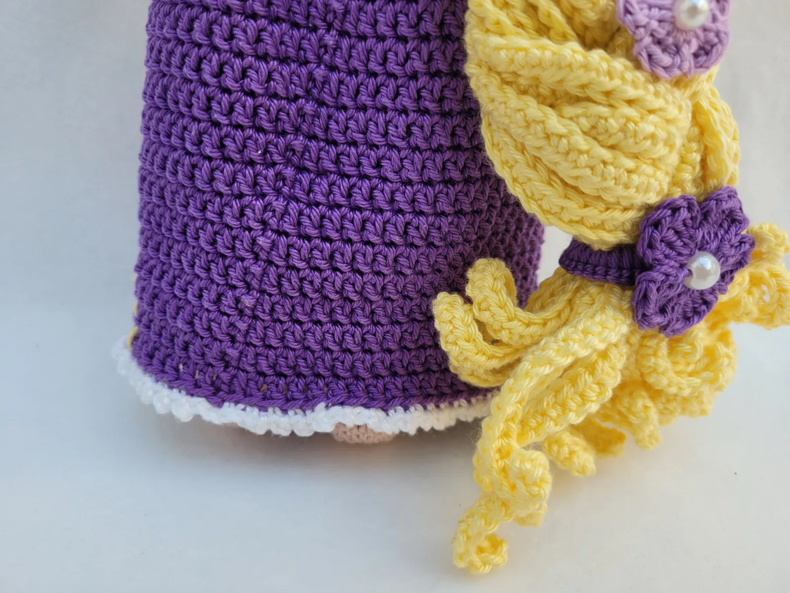 Handgefertigte Amigurumi Prinzessin Puppe 27-28 cm Blonde Märchenpuppe mit langem Zopf Geschenk für Mädchen Deko Zimmer – Bild 10