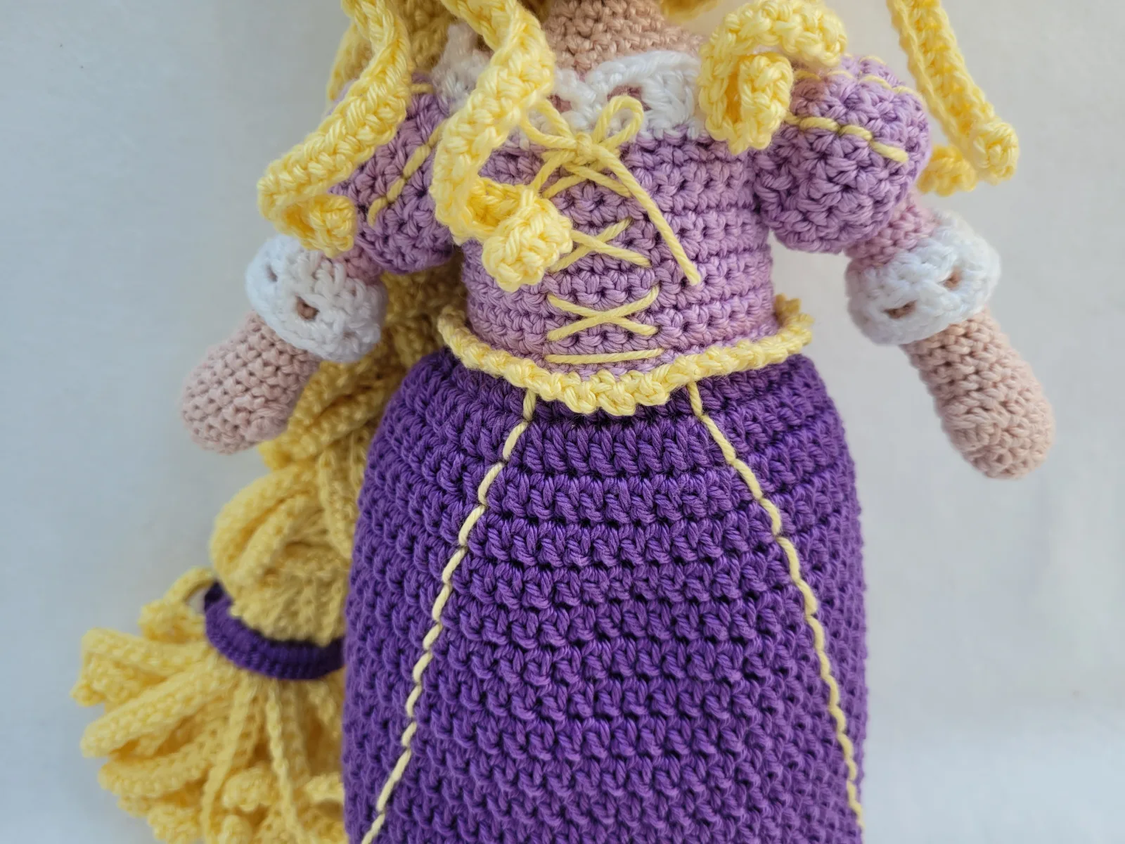 Handgefertigte Amigurumi Prinzessin Puppe 27-28 cm Blonde Märchenpuppe mit langem Zopf Geschenk für Mädchen Deko Zimmer – Bild 4