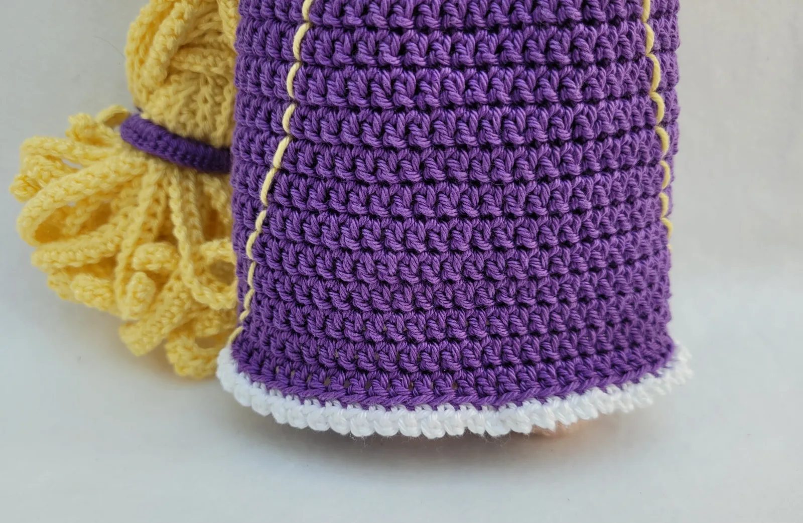 Handgefertigte Amigurumi Prinzessin Puppe 27-28 cm Blonde Märchenpuppe mit langem Zopf Geschenk für Mädchen Deko Zimmer – Bild 5