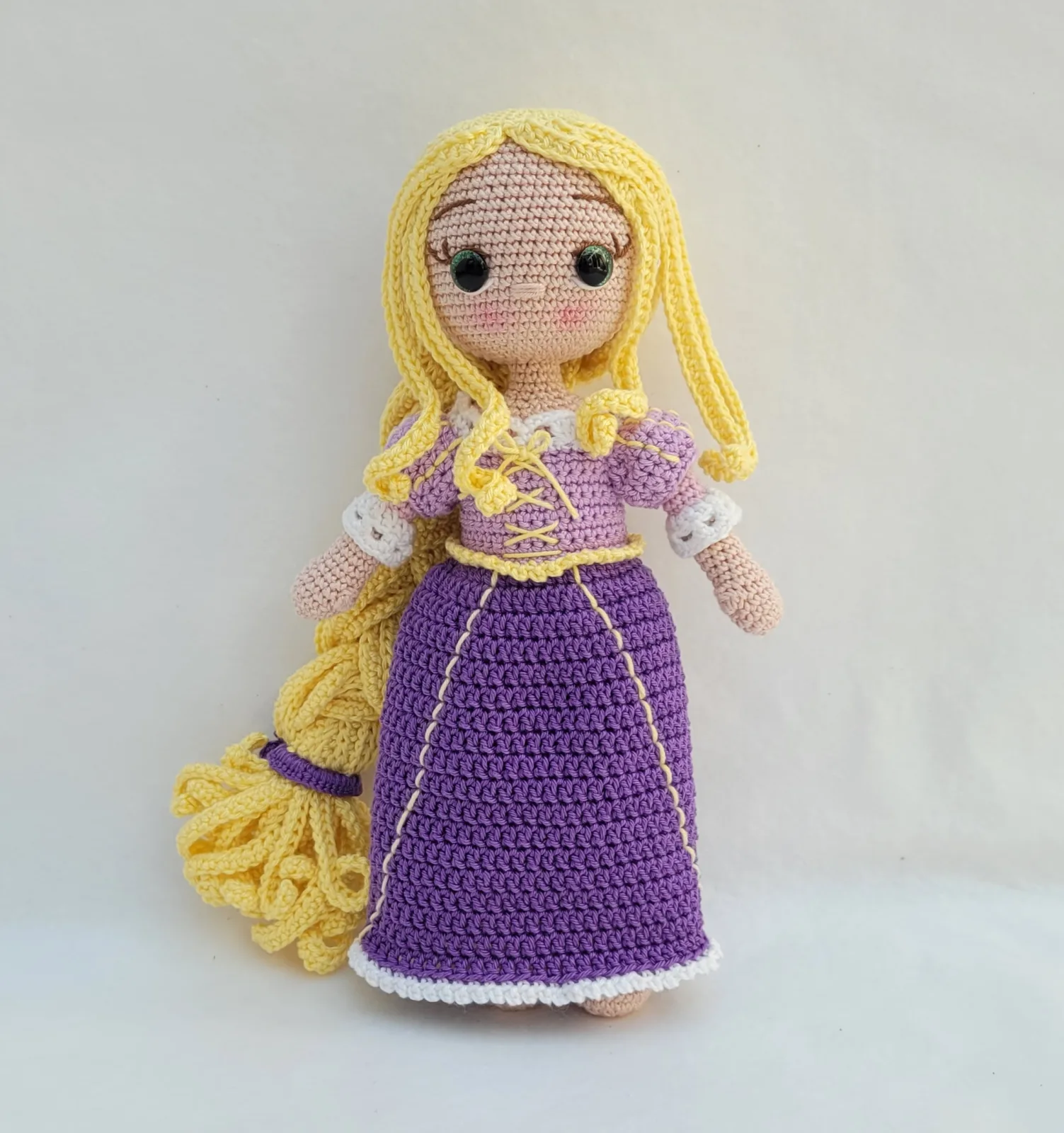 Handgefertigte Amigurumi Prinzessin Puppe 27-28 cm Blonde Märchenpuppe mit langem Zopf Geschenk für Mädchen Deko Zimmer