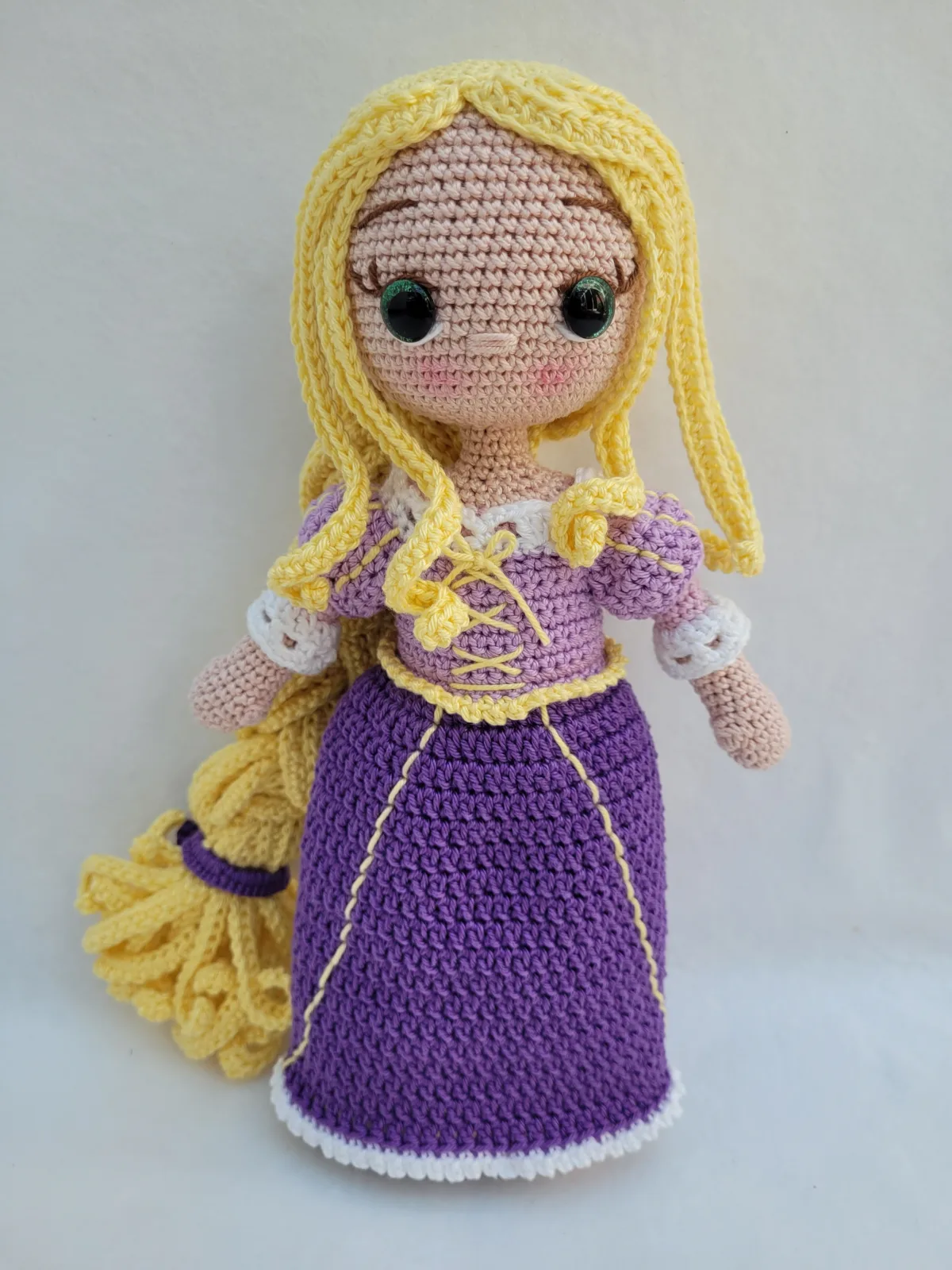 Handgefertigte Amigurumi Prinzessin Puppe 27-28 cm Blonde Märchenpuppe mit langem Zopf Geschenk für Mädchen Deko Zimmer – Bild 2