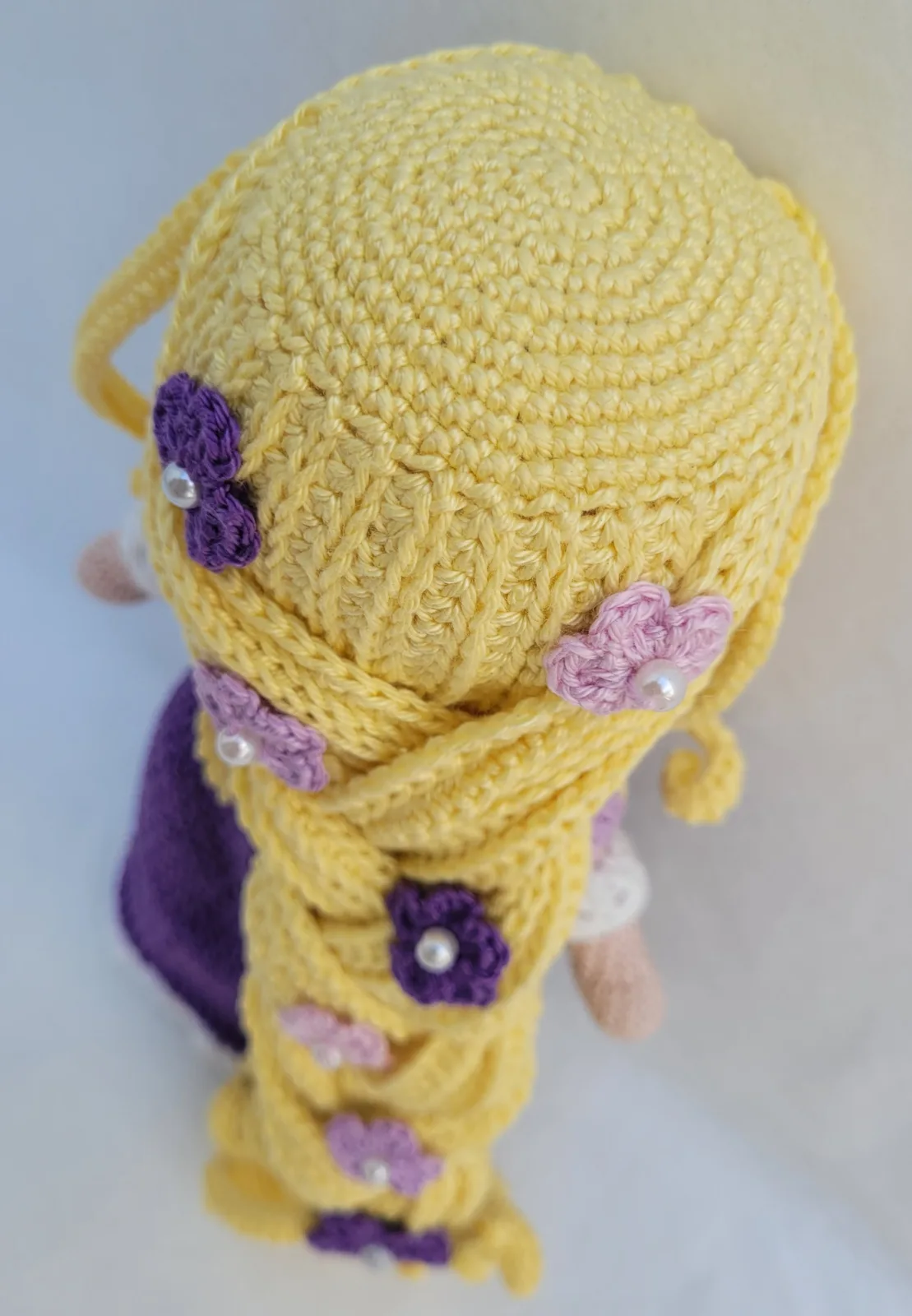Handgefertigte Amigurumi Prinzessin Puppe 27-28 cm Blonde Märchenpuppe mit langem Zopf Geschenk für Mädchen Deko Zimmer – Bild 12