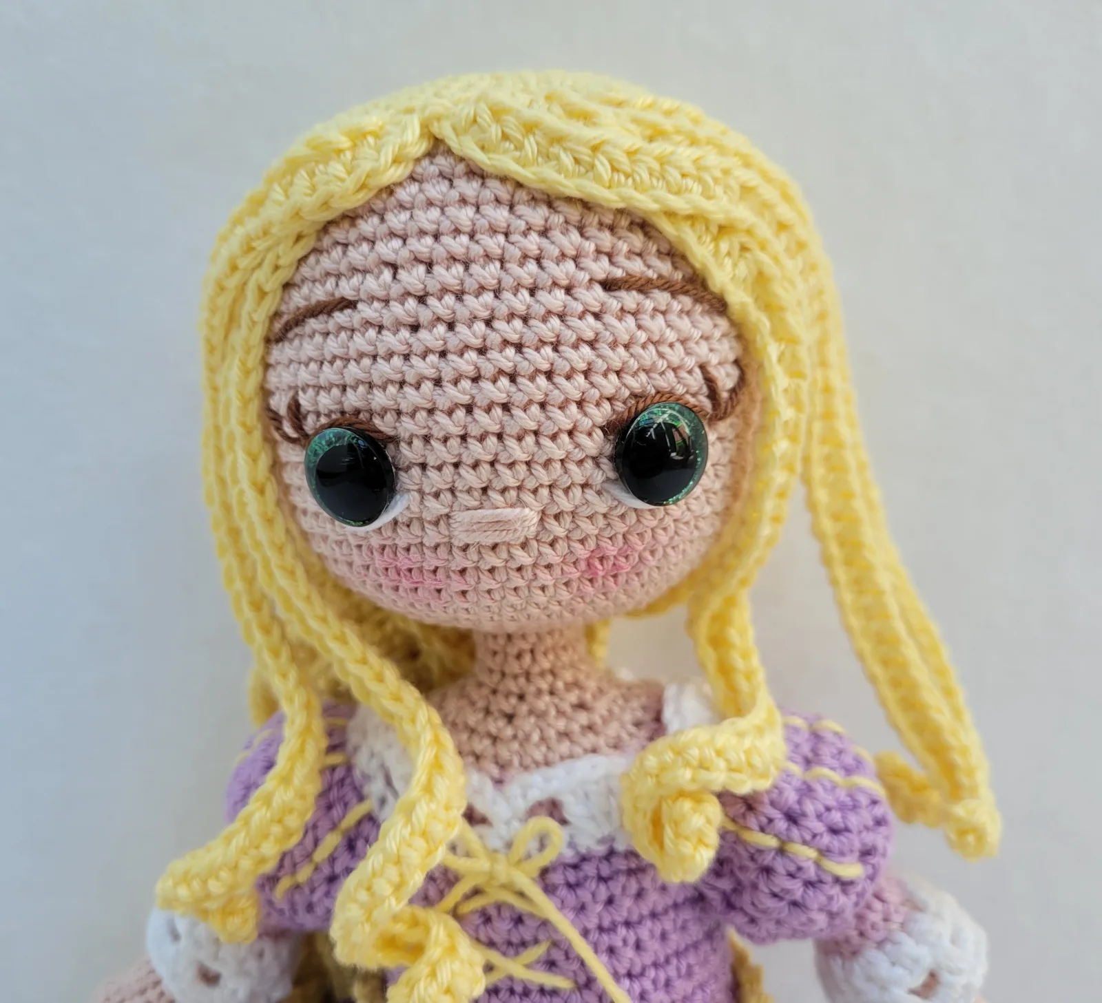 Handgefertigte Amigurumi Prinzessin Puppe 27-28 cm Blonde Märchenpuppe mit langem Zopf Geschenk für Mädchen Deko Zimmer – Bild 3