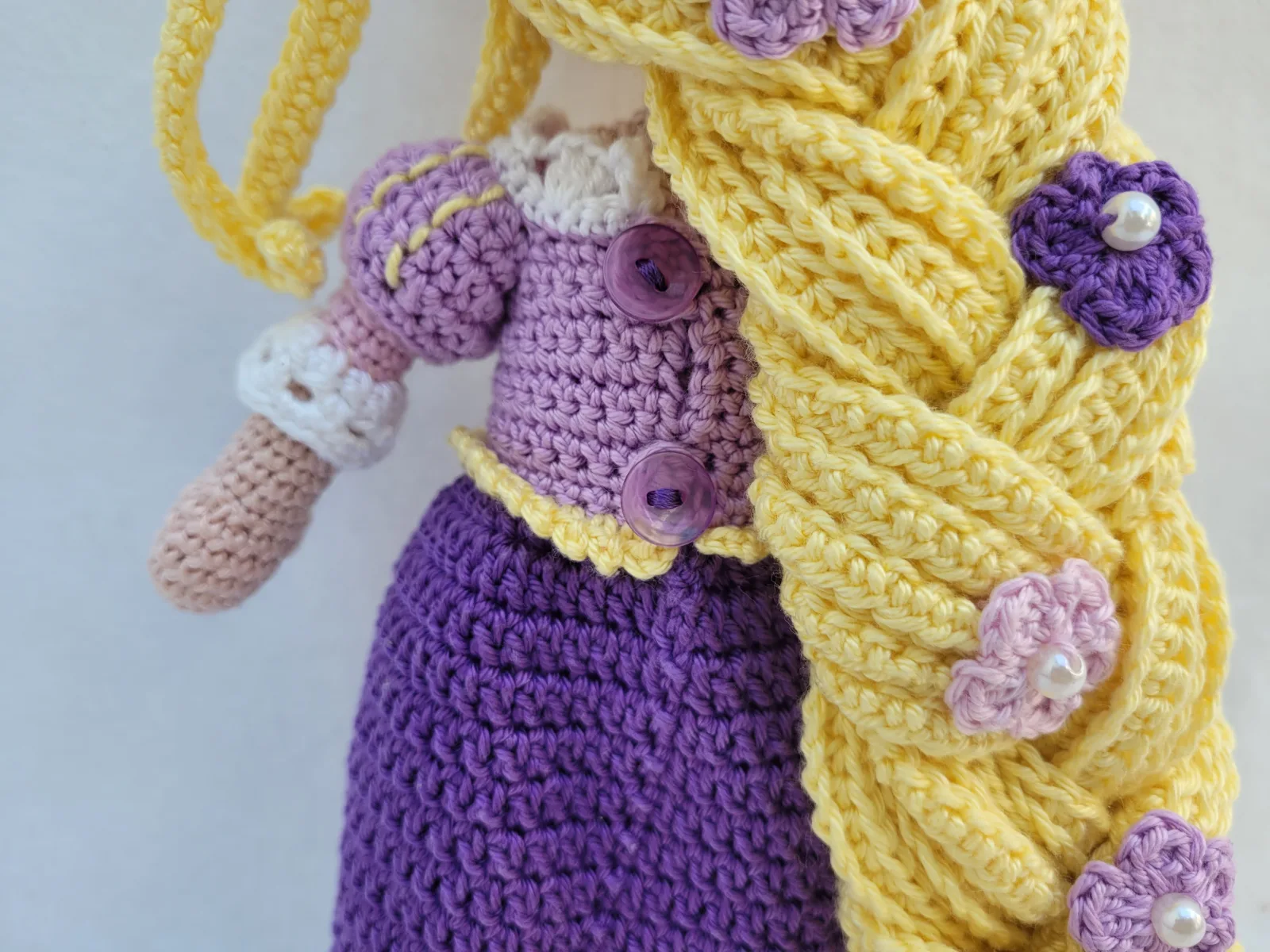 Handgefertigte Amigurumi Prinzessin Puppe 27-28 cm Blonde Märchenpuppe mit langem Zopf Geschenk für Mädchen Deko Zimmer – Bild 9