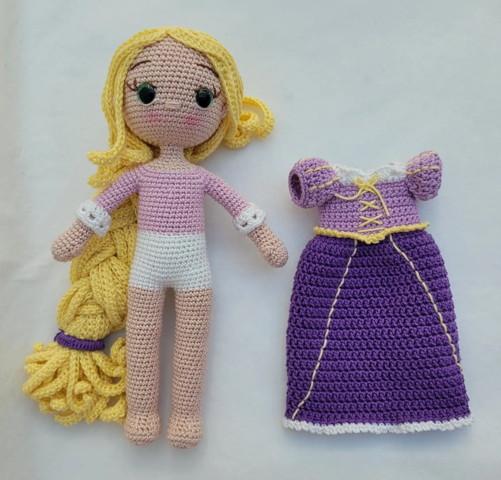 Handgefertigte Amigurumi Prinzessin Puppe 27-28 cm Blonde Märchenpuppe mit langem Zopf Geschenk für Mädchen Deko Zimmer – Bild 13