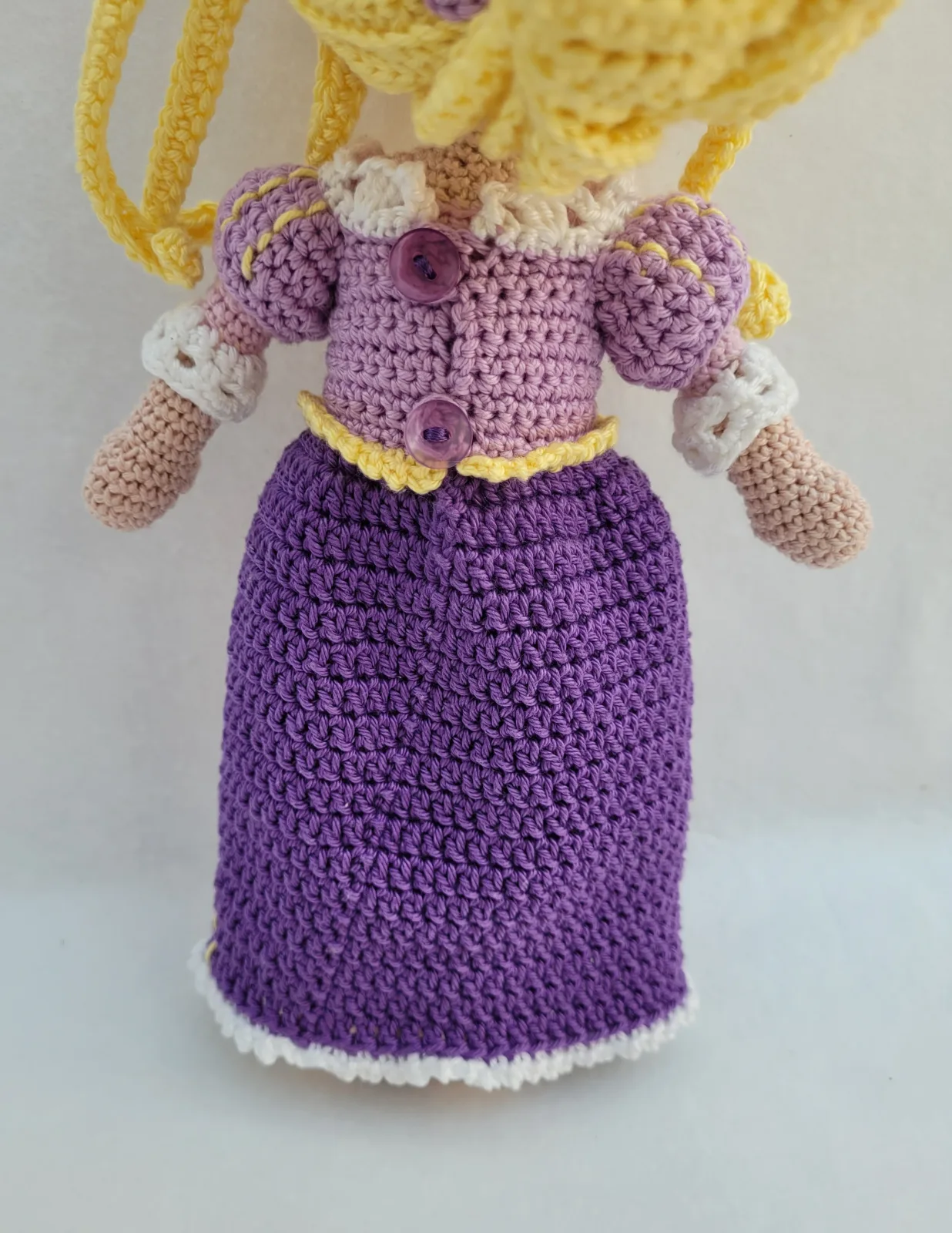 Handgefertigte Amigurumi Prinzessin Puppe 27-28 cm Blonde Märchenpuppe mit langem Zopf Geschenk für Mädchen Deko Zimmer – Bild 11