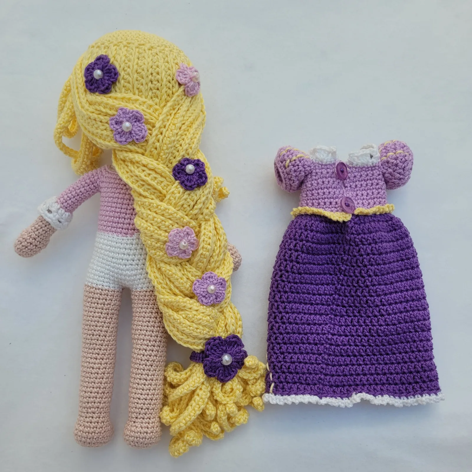 Handgefertigte Amigurumi Prinzessin Puppe 27-28 cm Blonde Märchenpuppe mit langem Zopf Geschenk für Mädchen Deko Zimmer – Bild 14