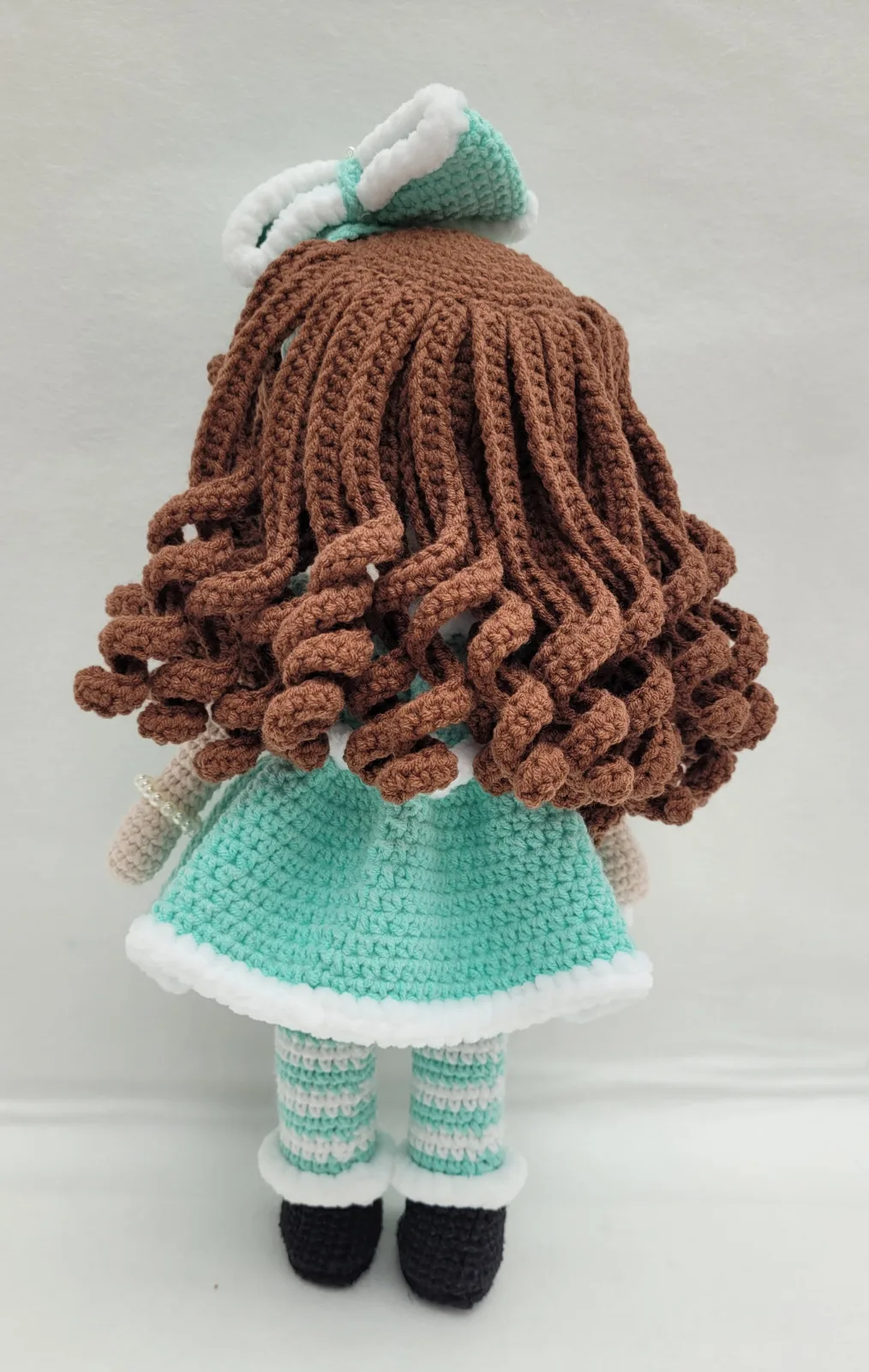 Miriam - Gehäkelte Puppe 29-30 cm mit Kleid Schleife - türkis weiß | Geschenk Mädchen Handmade Deko Kinderzimmer – Bild 6
