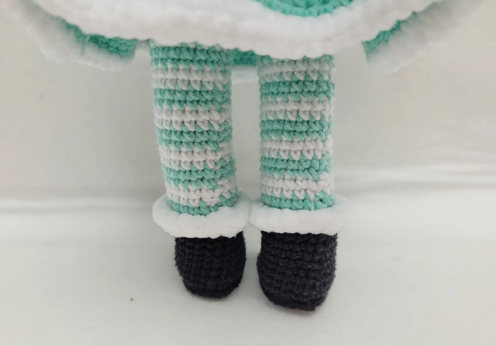 Miriam - Gehäkelte Puppe 29-30 cm mit Kleid Schleife - türkis weiß | Geschenk Mädchen Handmade Deko Kinderzimmer – Bild 9