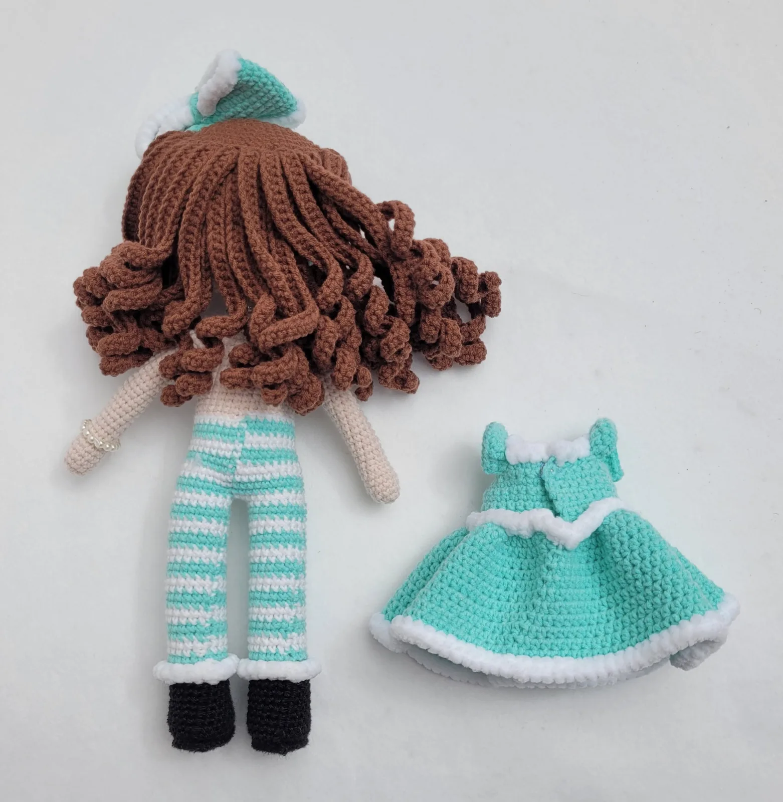 Miriam - Gehäkelte Puppe 29-30 cm mit Kleid Schleife - türkis weiß | Geschenk Mädchen Handmade Deko Kinderzimmer – Bild 11