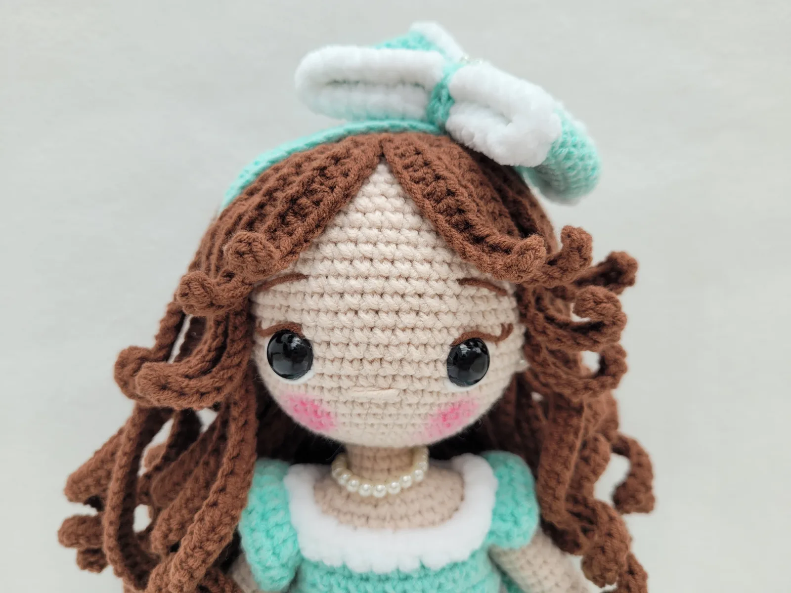 Miriam - Gehäkelte Puppe 29-30 cm mit Kleid Schleife - türkis weiß | Geschenk Mädchen Handmade Deko Kinderzimmer – Bild 2