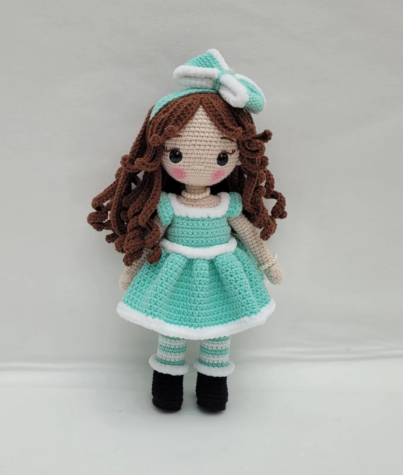 Miriam - Gehäkelte Puppe 29-30 cm mit Kleid Schleife - türkis weiß | Geschenk Mädchen Handmade Deko Kinderzimmer
