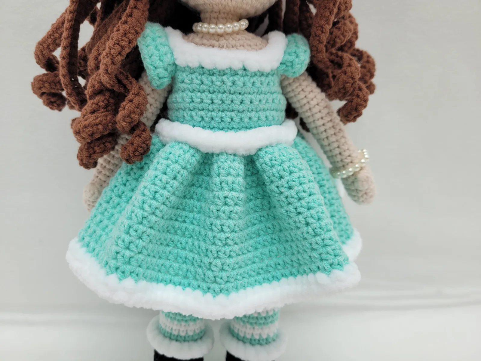 Miriam - Gehäkelte Puppe 29-30 cm mit Kleid Schleife - türkis weiß | Geschenk Mädchen Handmade Deko Kinderzimmer – Bild 3