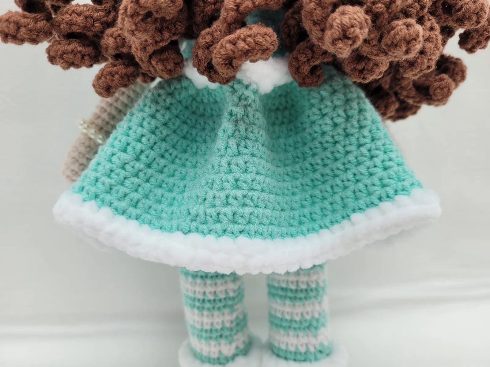 Miriam - Gehäkelte Puppe 29-30 cm mit Kleid Schleife - türkis weiß | Geschenk Mädchen Handmade Deko Kinderzimmer – Bild 8