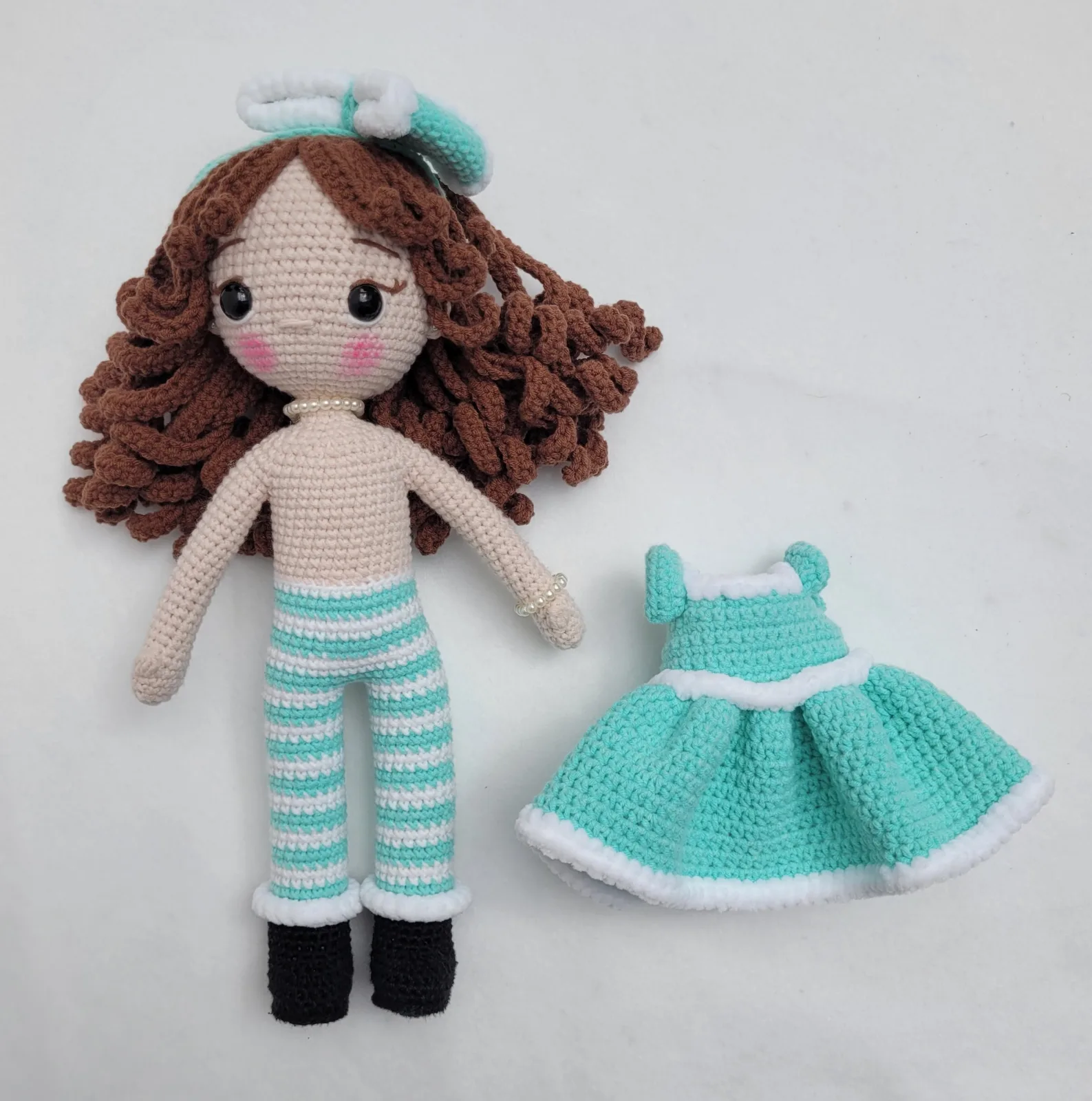 Miriam - Gehäkelte Puppe 29-30 cm mit Kleid Schleife - türkis weiß | Geschenk Mädchen Handmade Deko Kinderzimmer – Bild 10