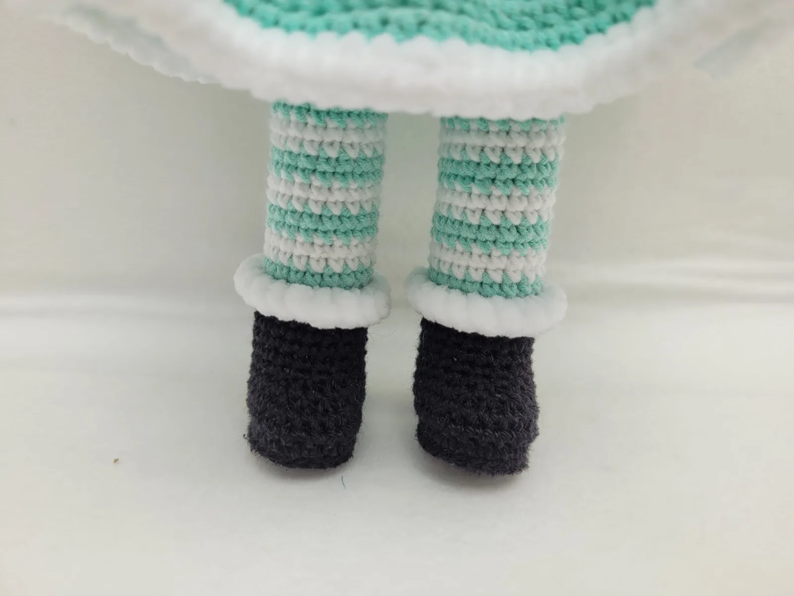 Miriam - Gehäkelte Puppe 29-30 cm mit Kleid Schleife - türkis weiß | Geschenk Mädchen Handmade Deko Kinderzimmer – Bild 4