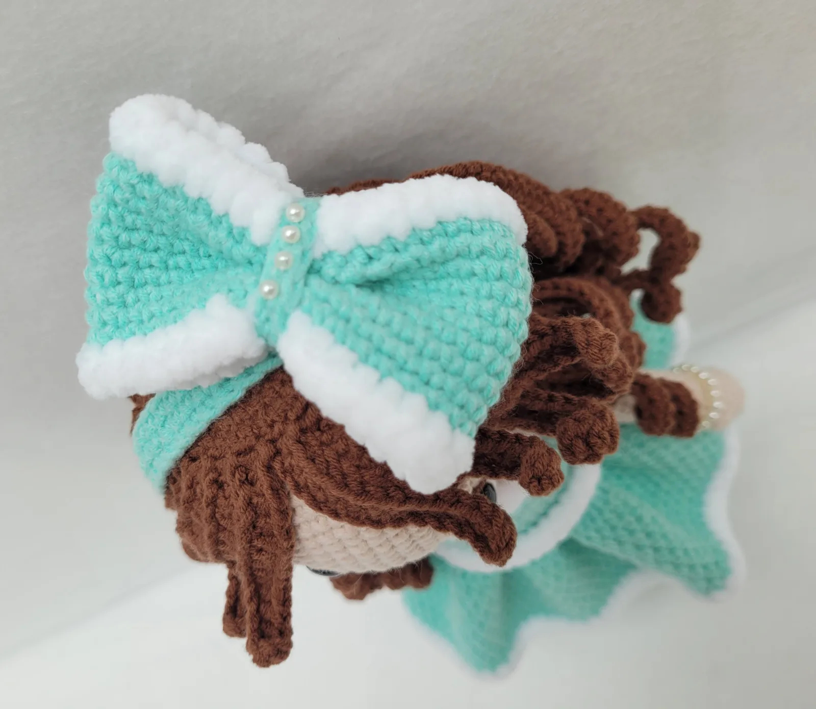 Miriam - Gehäkelte Puppe 29-30 cm mit Kleid Schleife - türkis weiß | Geschenk Mädchen Handmade Deko Kinderzimmer – Bild 5